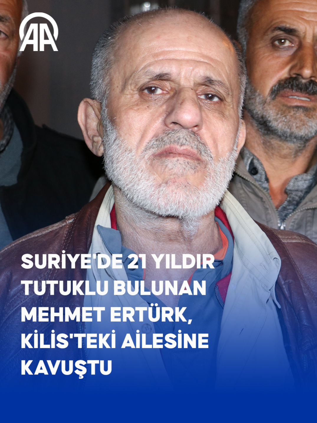 Suriye'de 21 yıldır tutuklu bulunan Mehmet Ertürk, Kilis'teki ailesine kavuştu ▪️ Suriye'nin başkenti Şam'da 2003 yılında kaçakçılık yaptığı iddiasıyla tutuklanıp Adra Cezaevi'ne konuldu ▪️ 32 yaşında girdiği cezaevinden 53 yaşında çıktı ▪️ Cezasının 9 yıl önce bittiğini ancak serbest bırakılmadığını ifade etti ❝Benim tek isteğim ölürsem cenazemin Türkiye'ye getirilmesiydi. En azından ailem gelip mezarımın başında dua okusun istiyordum çünkü o cezaevinden sağ çıkacağımı hiç düşünmüyordum❞ #anadoluajansi #anadolu #suriye #syria #baasrejimi #şam #kilis