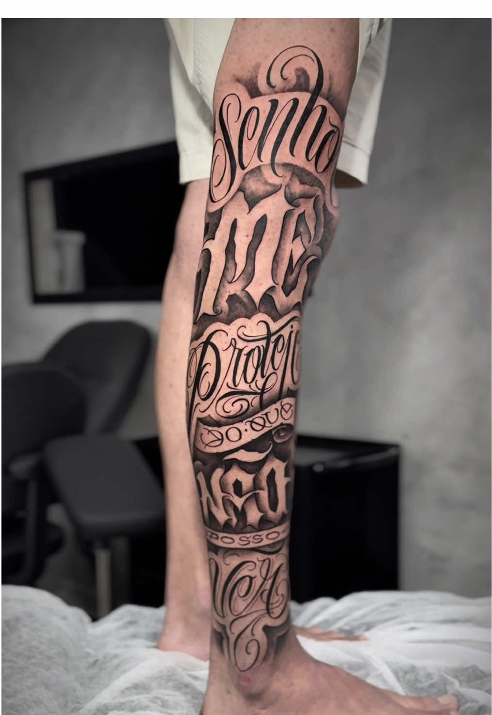 FECHAMENTO DE PERNA 🔥🙅🏽‍♂️#ideiastattoo #letteringtattoo #customlettering #viral #vaiprofy #viraltiktok 
