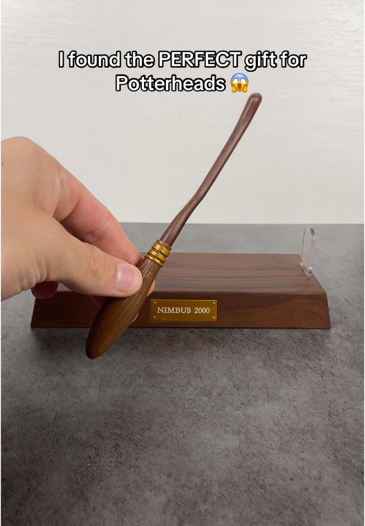 🧑‍🦰: “It’s a Nimbus 2000!” #harrypotter #pottertok #potterhead 