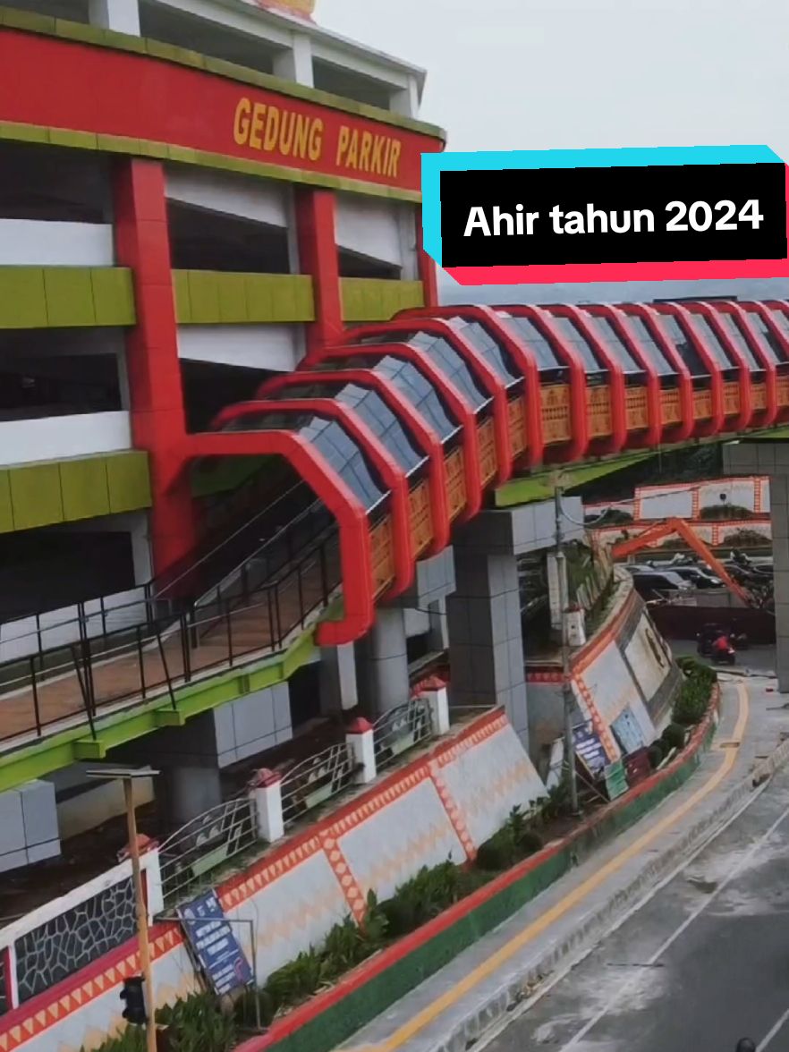 stasiun luar angkasa  gmana kalian, sudah liat perkembangan terakhir Jembatan penyeberangan kece di Bandar Lampung ?