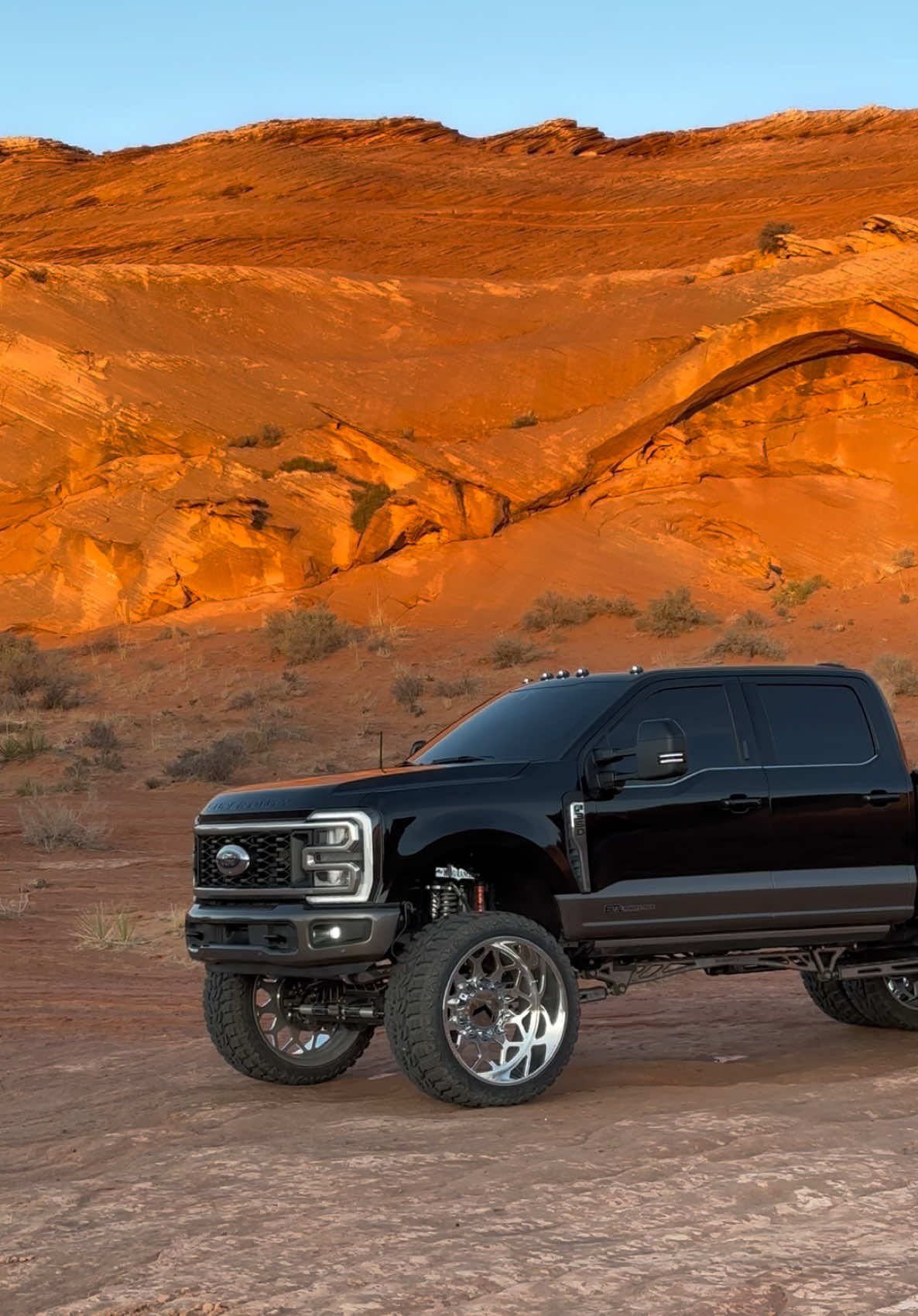 The desert aesthetics go crazy ✨ #outwest #west #gowest #goldenhour #papilimited #desert #hateuscuztheyaintus #goals #fyp #weup #moves #dually #diesel #superduty #worktruck #forged #arizona #ut #saltflats #showtruck #kg1forged 