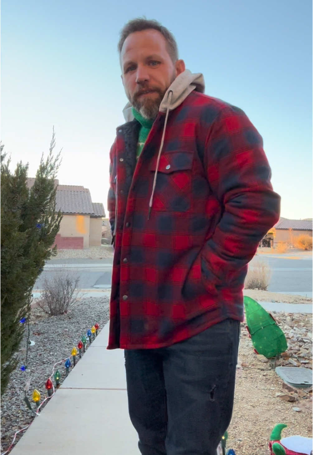 This could quite possibly be the perfect chirstmas flannel jacket #holidayhaul #mens #spotlightfinds #christmasgift #magcomsen #jacket #flannel #bluecollar 