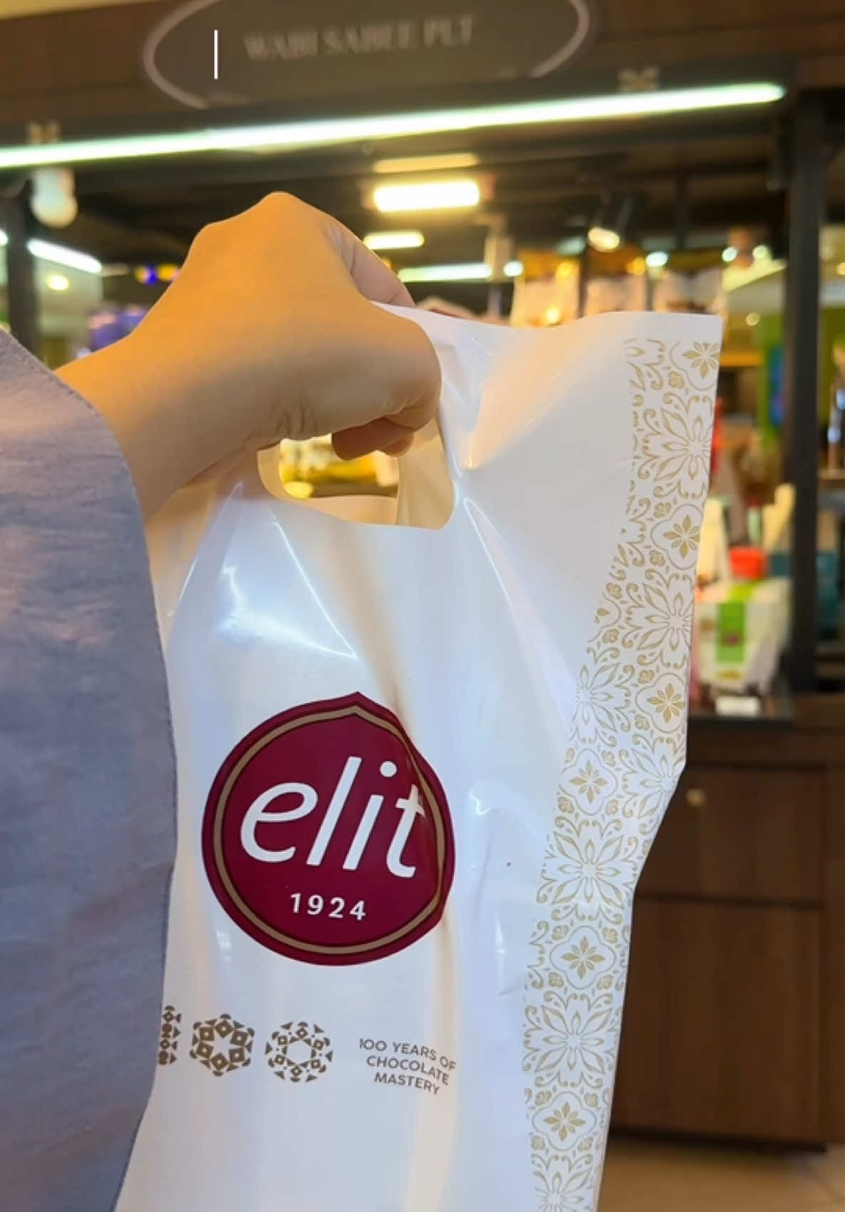 Elit Chocolates May be a new brand in Malaysia but has been established since Year 1924 with 100 years of history in Turkey. Halal certified & logo printed!! For more information : @beehive_chocolate Elit Chocolates available online and: 1. LG IOI City Mall wePutrajaya (West Wing - infront of Kenny Rogers & BananaBros ) 2. Elit Chocolate Experience Store & Cafe, Cenang, Langkawi I love Elit Popping Candy Chocolate Stick the most, what about you? Head over your nearest Elit Chocolate branch to purchase your Elit Chocolates noww ! @Beehive Chocolate 