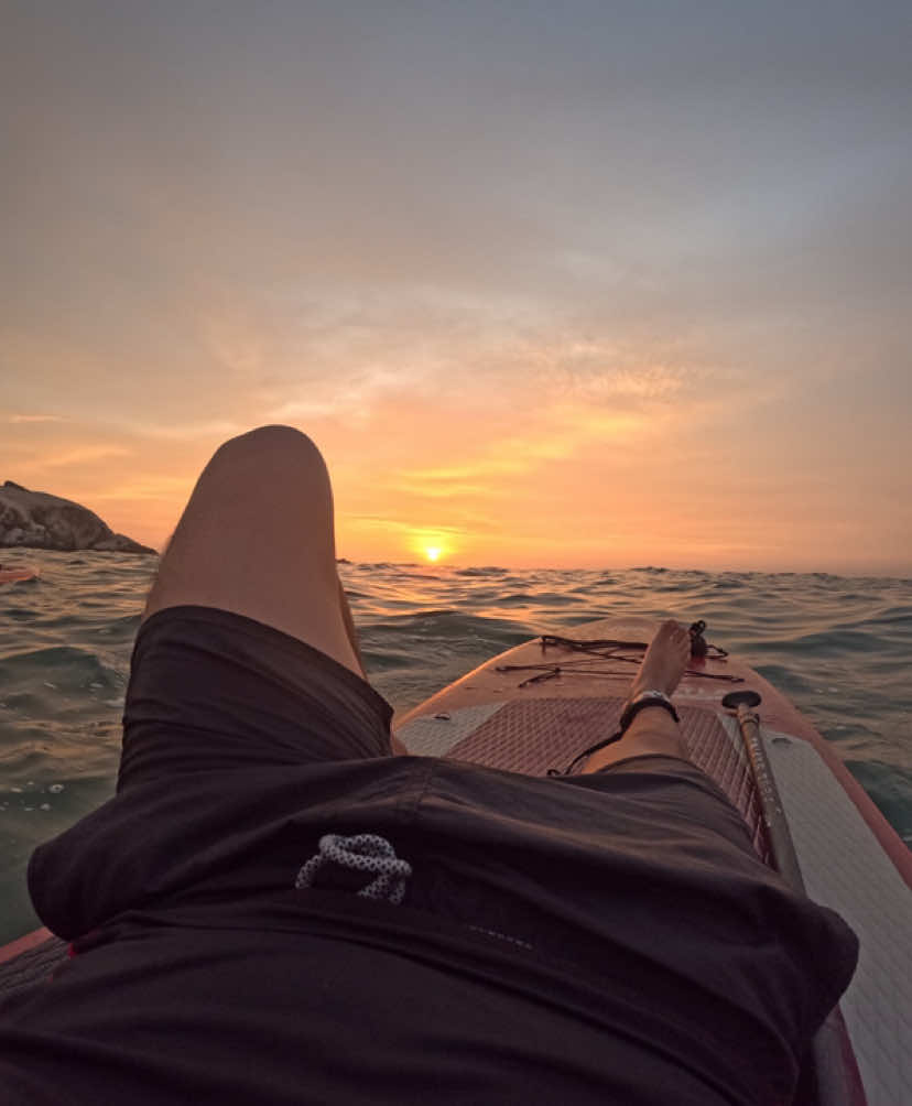 Esos cuantos segundos donde tienes absolutamente todo 🙌🏻✨ #sunsets #verano #atardecer #paddleboard #aquamarine #talasofobia 