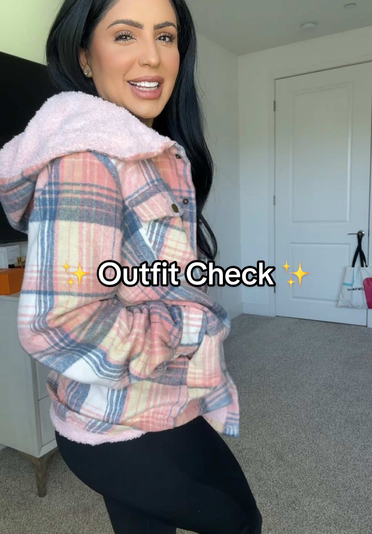 Outfit de hoy 💁🏻‍♀️ Que les parece mis bellas? Ame esta chamarrita en pink que esta super cute y comoda ✨ #outfitcheck #OOTD #TikTokShop #TikTokFashion #tiktokoutfit #ootdinspo #ootd #falljacket #pinkjacket #flanneljacket #flanneloutfit #momoutfit #fashion #tiktokshopblackfriday #holidaygiftideas #holidaygiftguide #christmasgiftideas 