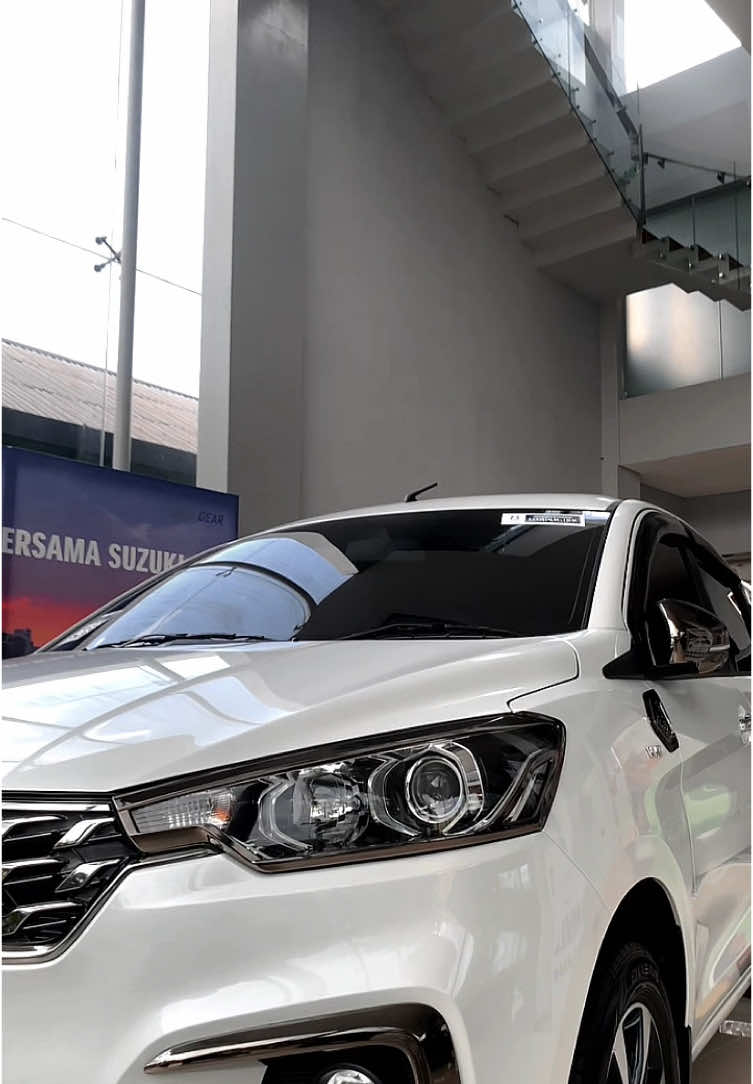 All New Ertiga memiliki kabin yang luas untuk kenyamanan ekstra selama perjalanan. Kombinasi head unit yang canggih dengan aksen wooden panel membuat dashboard terasa mewah sekaligus elegan. Sederet fitur yag fungsional menjadikan pilihan yang tepat untuk disesuaikan dengan kebutuhan mobilitas Anda. Informasi & Pemesanan : Rudy 0895-7051-26168 #suzukiertiga #ertiga #allnewertiga #mitrasuzuki #suzukikalsel #banjarmasin #banjarbaru #martapura #kalsel 