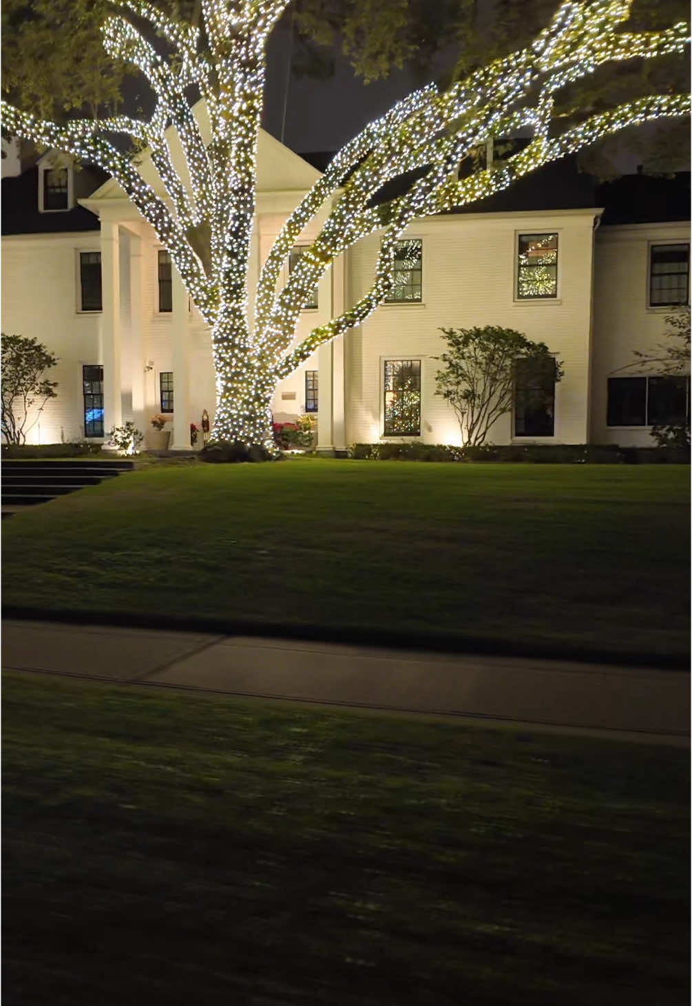 It’s a River Oaks Christmas🎄✨ #christmas #luxury #christmasdecor #houston #realestate 