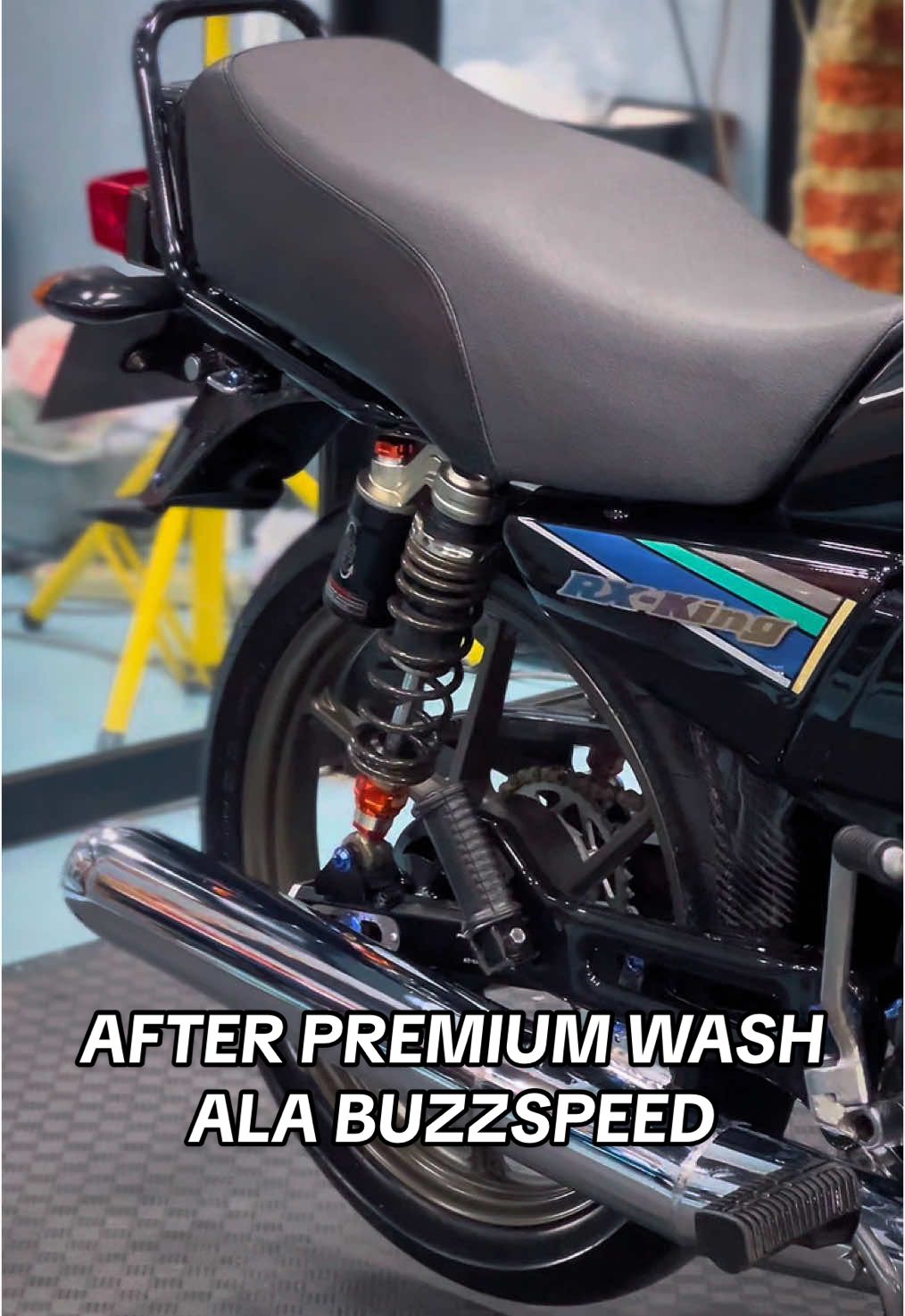 Rx king‼️after premium wash ala @buzzspeed.garage 💦 -cuci menggunakan sampo/sabun ph balance aman untuk motor yang sudah di coating. -mengembalikan warna hitam dashboard ( non pemanent ) -sudah termasuk soft detailing mesin. -menggunakan pengkilap premium yg bersifat hydrophobic (memberikan efek daun talas) untuk melindungi cat motor. -menggunakan pengkilap ban premium (tidak membuat ban jadi mati/retak -free curhat -dekat dari tempat nongki buat yang suka nongki. -lokasi jalan ronggowarsito ujung arah kerumah sakit lancang kuning. -yang mau video bisa dm aja ya gess berminat hubungi : 081276174141 🏍️ : @andreas.wisada  🎨 : @ 🔧 : @ #buzzspeed41 #buzzspeedgarage #2strokepekanbaru  #cucimotorpku #cucianpekanbaru #cucianmotorpku #premiumwash #premiumwashpku #cinematicvideo #cinematic #cinematicmotor #polesmotorpku #nanoceramiccoating #coatingmotorpekanbaru #nanoceramiccoatingpekanbaru 