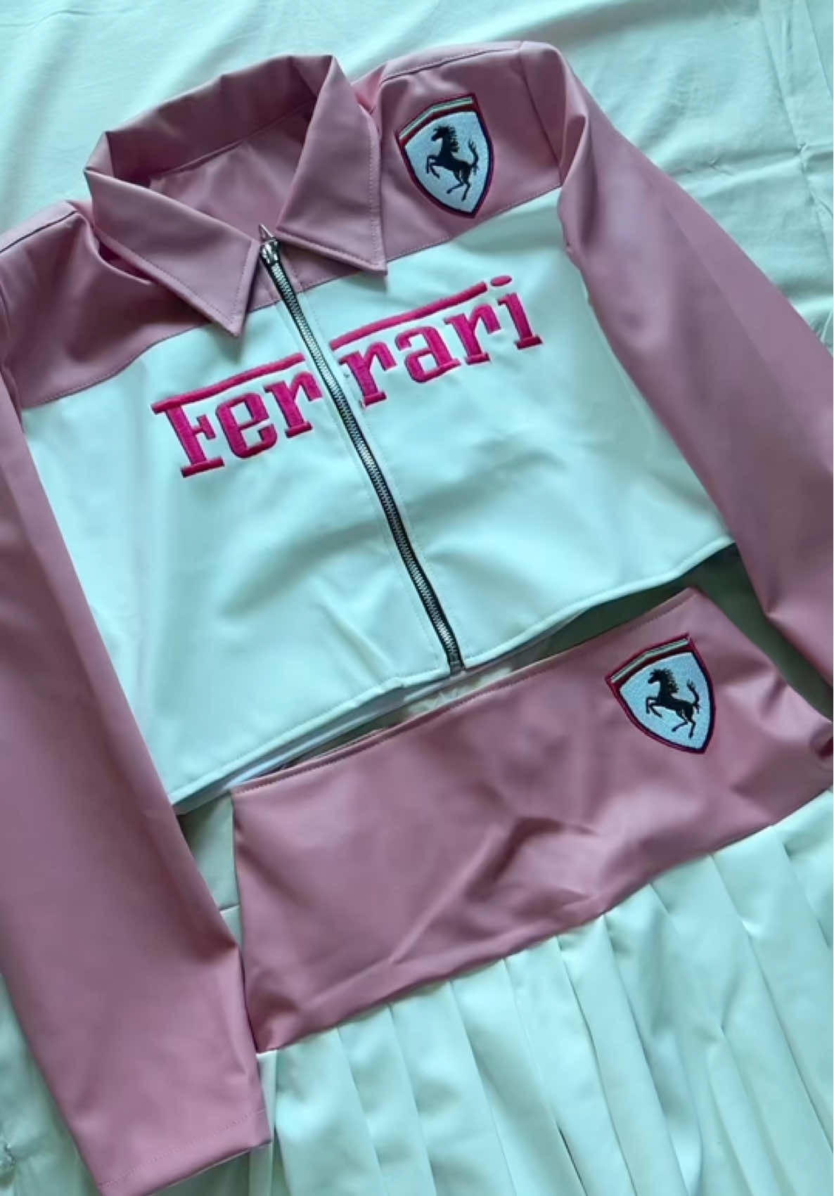 This is a masterpieces ever🏎️ #fyp #f1tiktok #f1tok #f1jacket #f1fan #leatherjacket #formula1 #scuderiaferrari #ferrarijacket #ferrariclub #carlossainz #charlesleclerc #ferrari #f1 #foryou #trending #racing #viral #ferraripinkjacket 