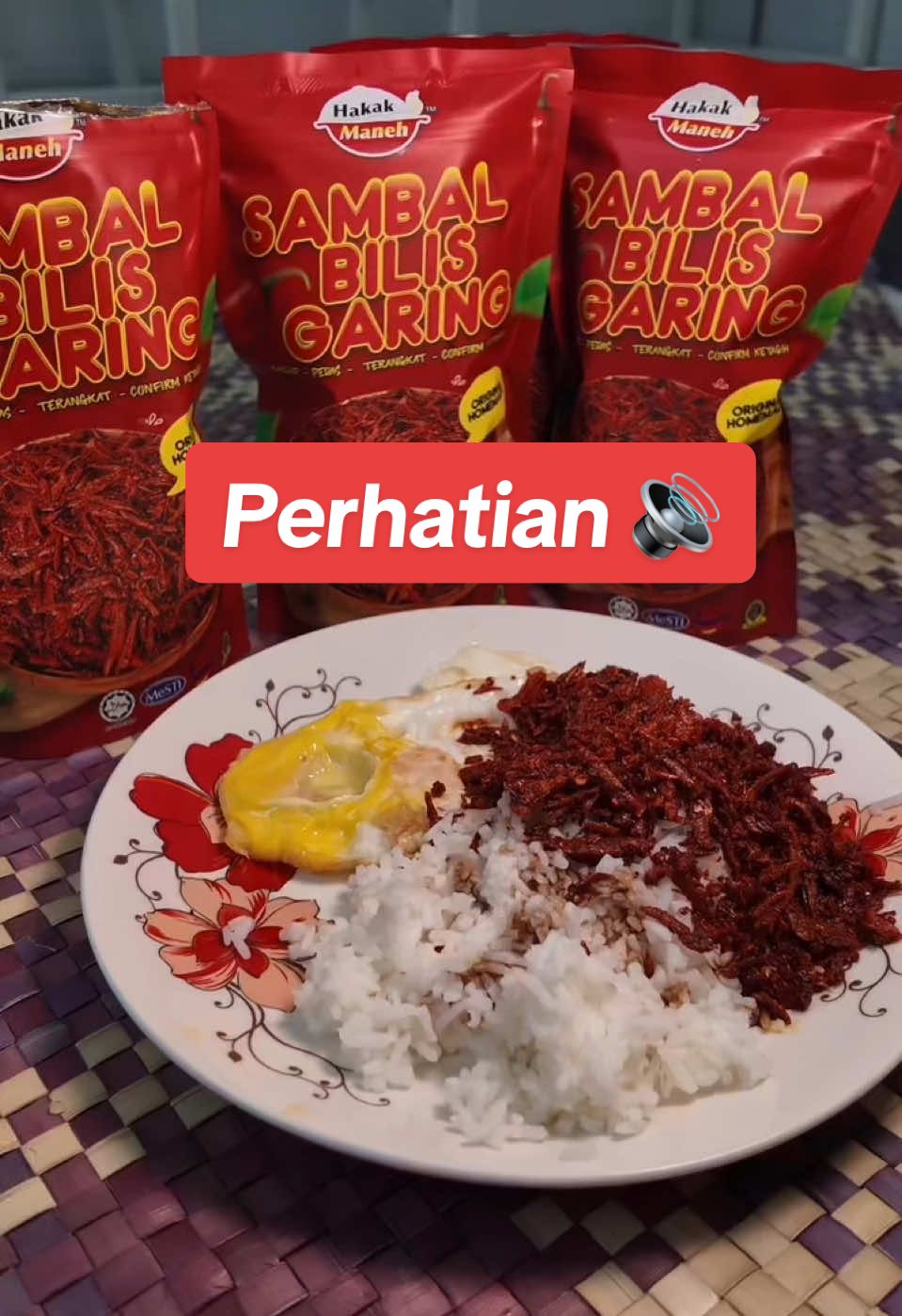 Sambal bilis garing kalau dah rasa memang letopannn hampa, dah la sedappp 🤤🤤😭😭🥰 memang terangkat surrrr tengok bag kuning ya Allah tak masuk akal harga dia 🤤 #hakakmaneh #viral #fyp #foryourpages #sambalbilisgaring #sambalbilisviral 