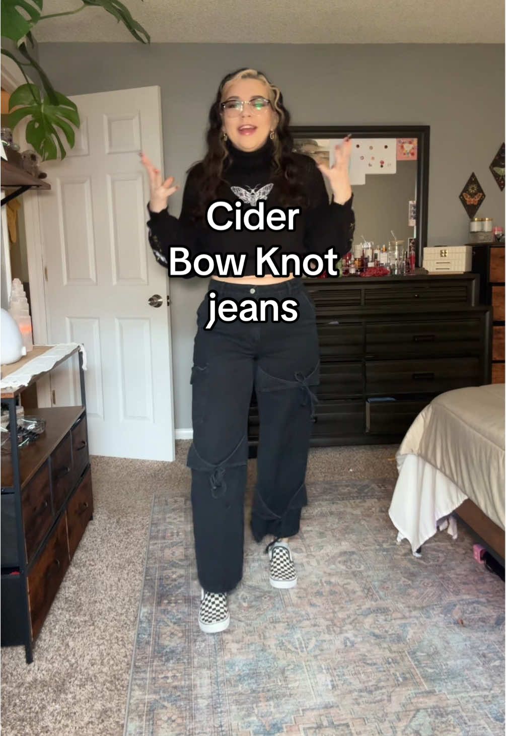 I love that these are size inclusive. They are my favorite pair of jeans at the moment!! #cider #shopcider #cideressentials #bowknotjeans #ciderbowknotjeans #trendyjeans #viraljeans #fashion #womensfashion 