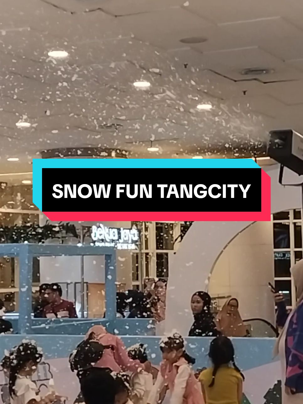 Buat warga Tangerang yg bingung mau kemana ajak si kecil di akhir pekan, bisa langsung meluncur ke @tangcitymall ya moms, karena lagi ada wahana SNOW FUN untuk bermain salju keluarga, posisi nya di atrium depan panggung utama yaaa 😍 #tangerang #tangeranghits #abouttng #tangcitymall #tangcitymalltangerang #snowfun #fyp #fypage #fyppppppppppppppppppppppp #botang 