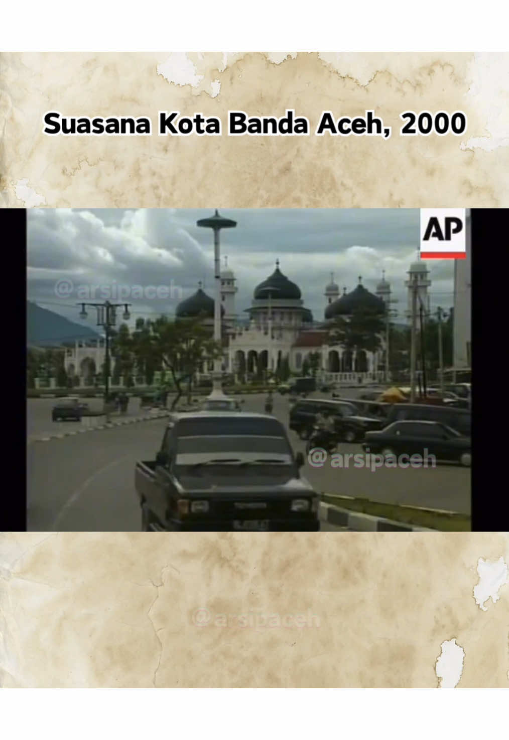 Kota Banda Aceh, 2000 *** Sumber: AP Archive  *** #arsipaceh #kotabandaaceh #bandaacehtourism #bandaacehcity #kutaraja #arsipsejarah #sejarahaceh #videolawas #bandaacehtempodulu  