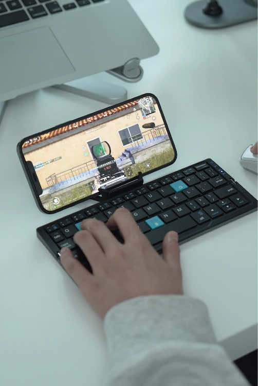 This foldable wireless keyboard! you can work anywhere with it! Order now. #foldingkeyboard #minikeyboard #bluetoohkeyboard #keyboard #wirelesskeyboard #christmas #foldablekeyboard #portablekeyboard 