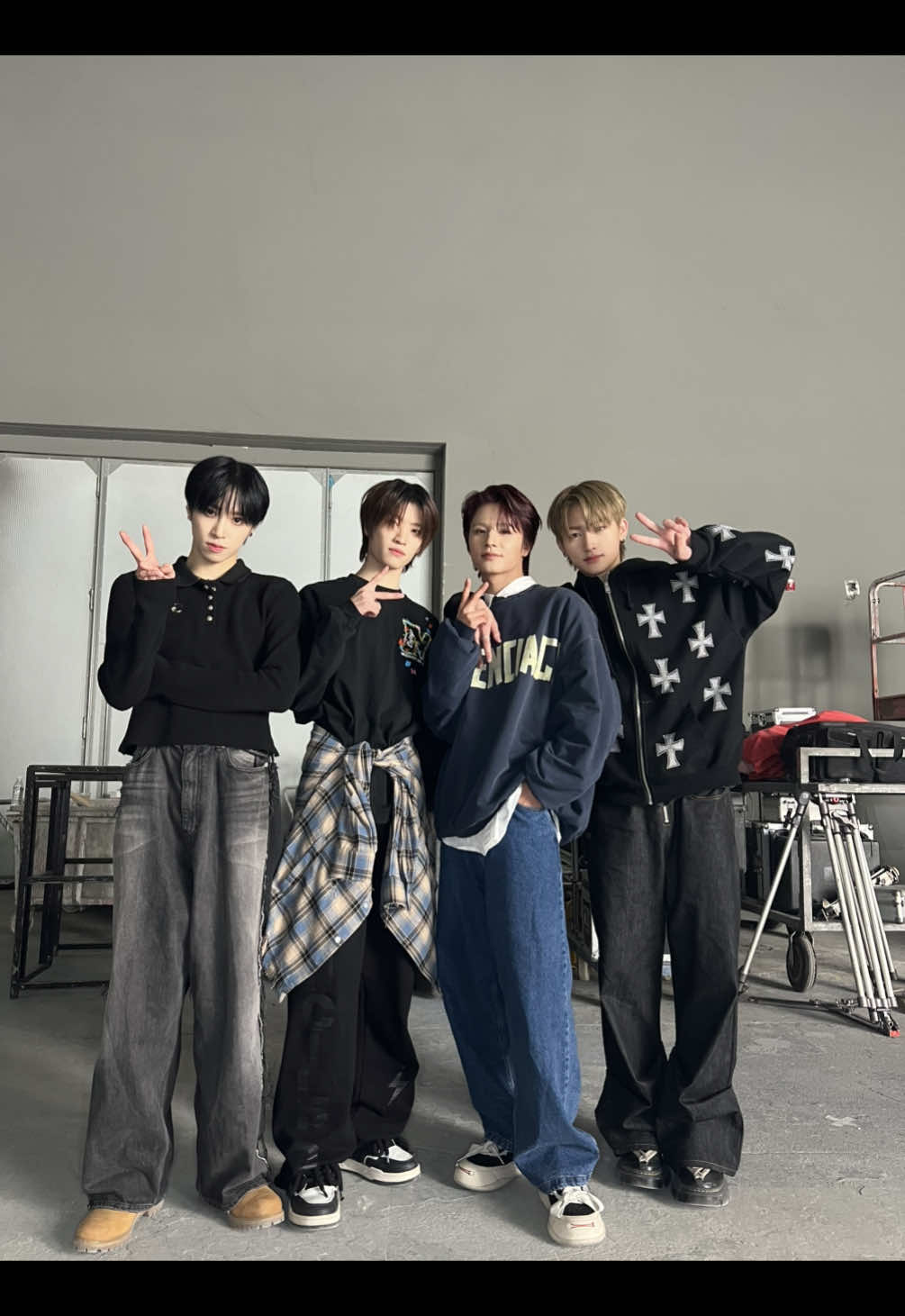 Participated in a challenge with three younger brothers, ANXIN, JIAHAO, and KAIWEN😏 Thanks for the support! Let’s collab more in the future~ #LEV #레비 #レビ #WANGZIHAO #왕즈하오 #王子浩 #ズハオ #ANXIN #JIAHAO #KAIWEN #新世界_誕生 #Shinsekai_Tanjyou #Shinsekai_dancechallenge