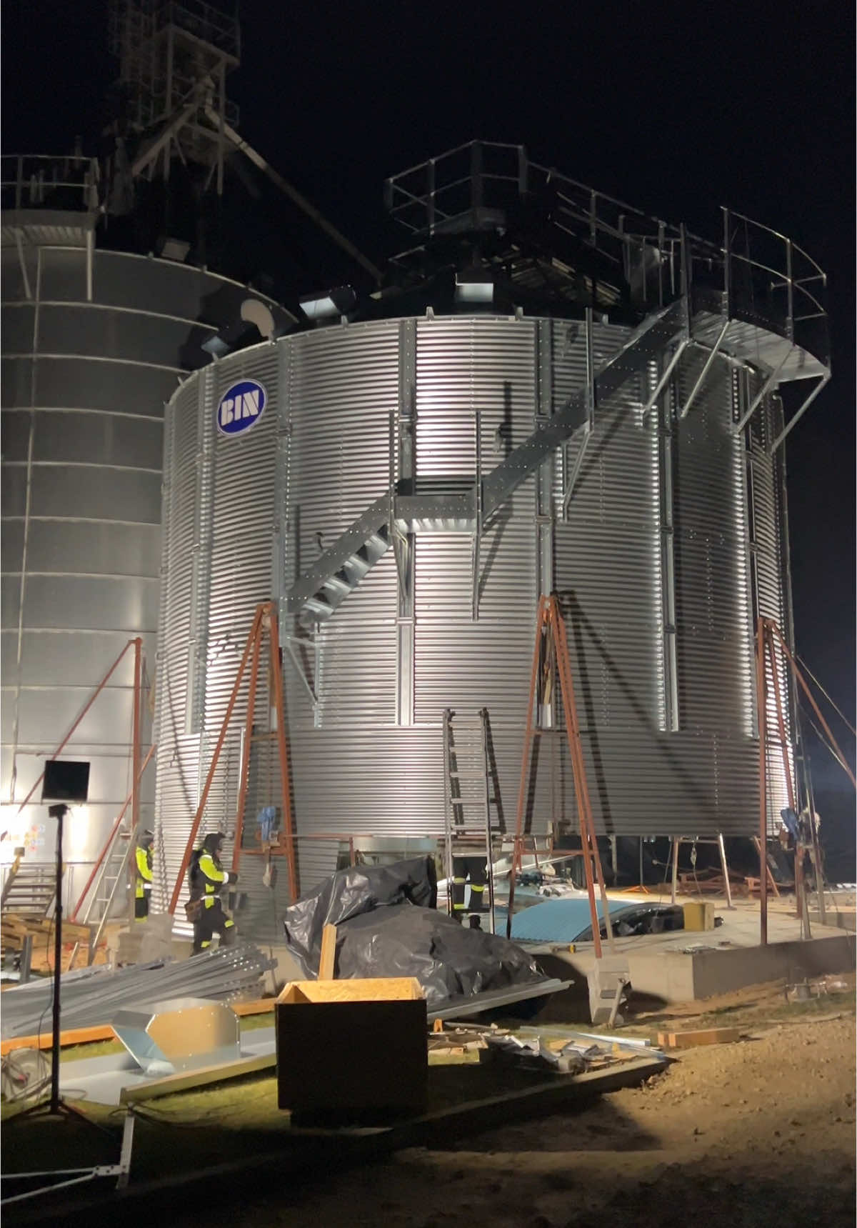 Vyrai rimtai nusiteikė: 7:00-19:00 kasdien juda. 2 savaitės ir bus pakelta👌 #construction #plakysfarm #bin #dotnuvabaltic #storage #farmer #farmlife 