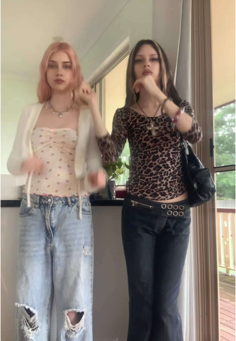 Im obsessed with thjs dance #trending #fakebody #Summer #2000s #faceoffjeans #thrifted #fyp #y2k #twins #OOTD #outfits #leopardprint 