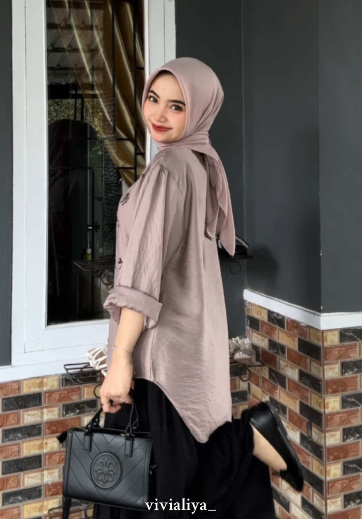 lucuknyooo🫶🏻🖤 #blouse #blousepita #kemejapita #kemejabordir #ootdhijab #ootdfashion 