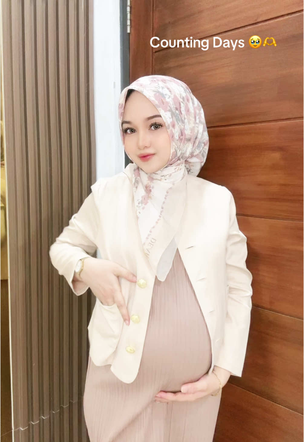 34 weeks pregnant 🫶 #bumil #bumilhijab #bumilhappy #ootdbumil #outfitbumil #34weekspregnant 