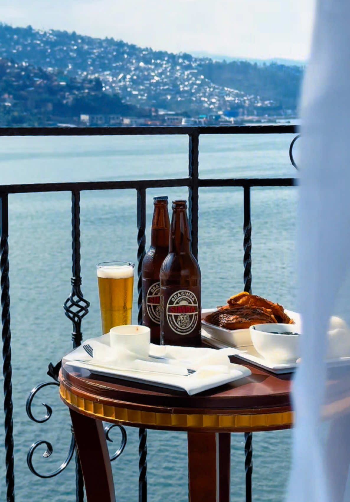 Un moment de pure sérénité au bord du majestueux lac, accompagné d’une Simba bien fraîche. Depuis l’hôtel New Riviera, laissez-vous emporter par la beauté du paysage et le goût authentique de notre bière SIMBA. 🍺🌊 #SimbaMoments #NewRiviera