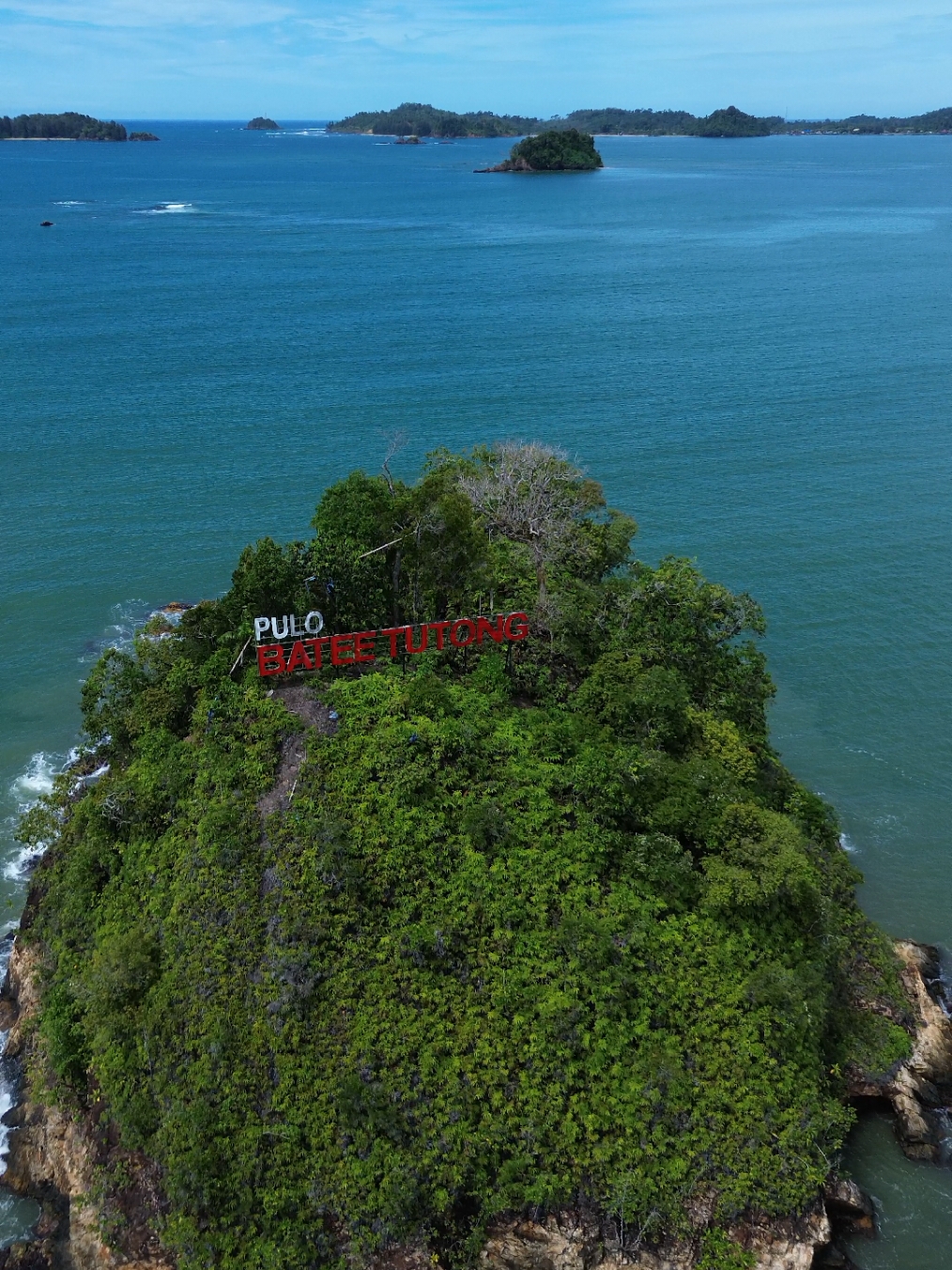 📍Batee Tutong | Panorama Calang | Aceh Jaya #wisatalamno #wisataacehjaya #wisataindonesia #acehjaya #pesonaindonesia #tradisional #alam #panorama #island 