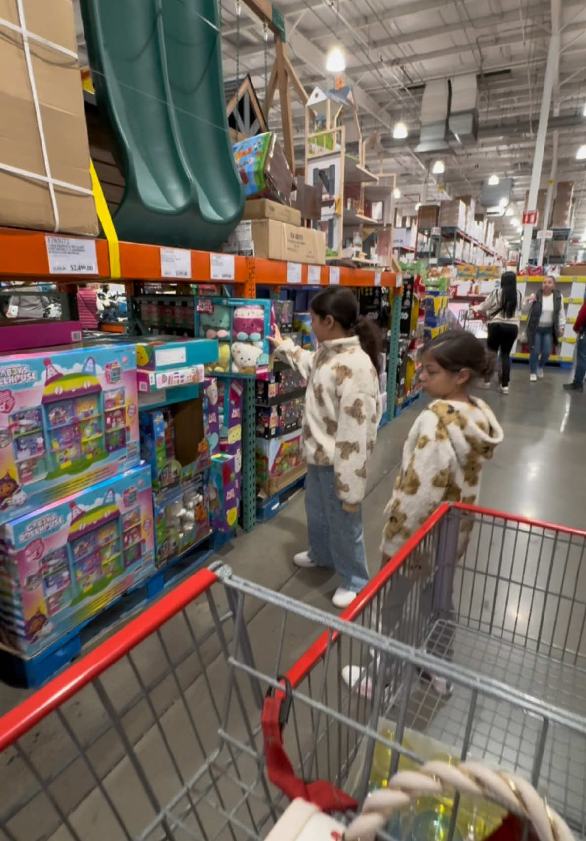 VÁMONOS A COSTCO 🛒 🍓🍇 ASHLEY NO QUISO LA CHAMARRA 🧥 QUE LE QUERÍA COMPRAR SU PAPÁ 😰 LAS NIÑAS YA DICIÉNDONOS LO QUE QUIEREN PARA NAVIDAD 🎄 #parati #fyp #fouryou 