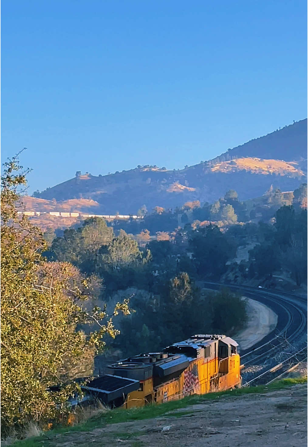 Pure emd sounds from the point of the 3 Union Pacific power unit with a z train coming down the tehachapi loop . . . . . . #unionpacific #freighttrain #unionpacificrailroad #trainsoftiktok #railroadlife #railfansoftiktok #trainspotter #railfan 