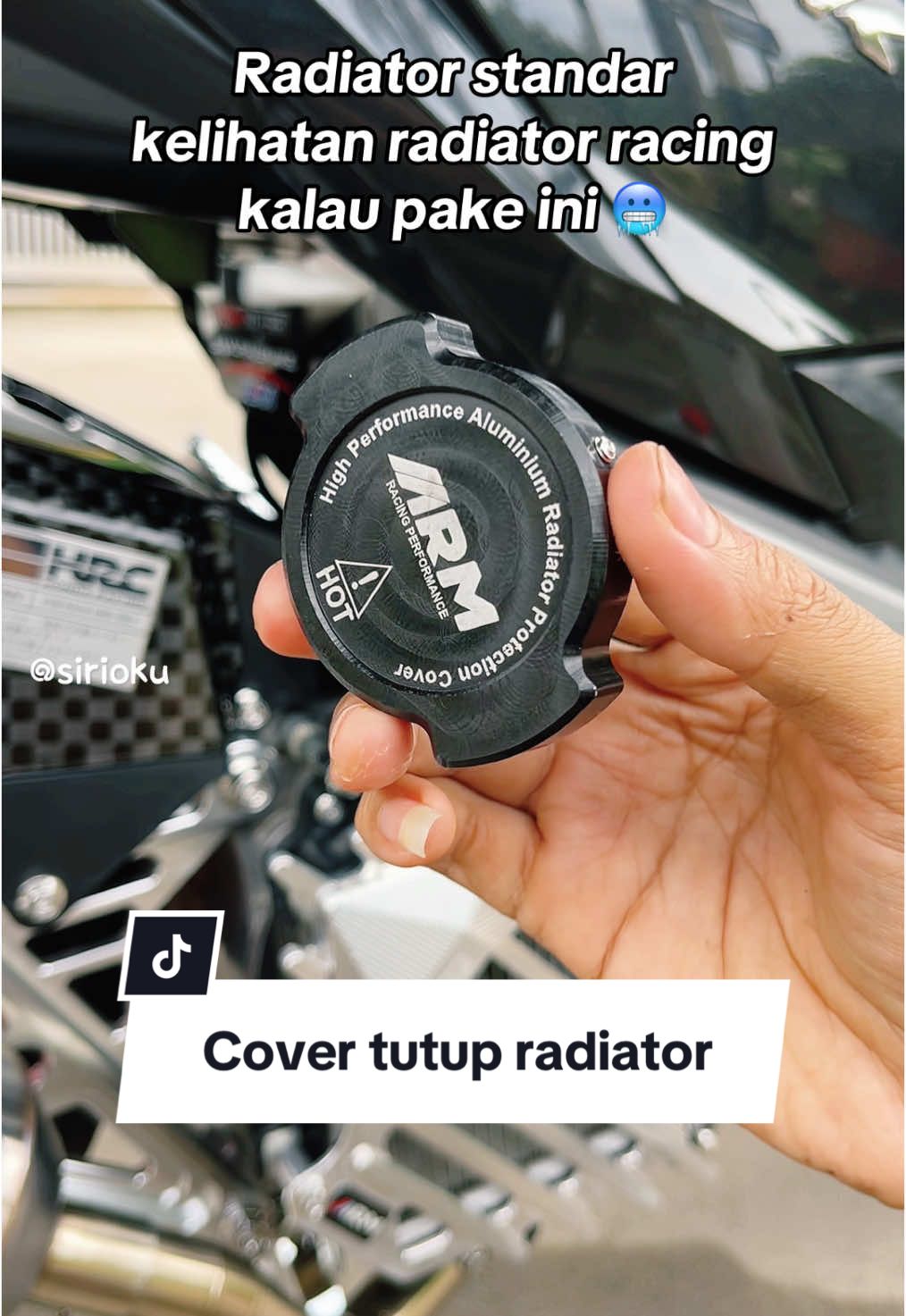 Tutup radiatormu masih standar, mana jaman.. nih aku kasih tau resepnya cuman pakai cover tutup radiator ini langsung cakep loh bahan full cnc universal bisa ke semua motor, dan banyak pilihan warna, yang mau samaan klik di keranjang kuning #tutupradiatorvario #covertutupradiator #variomodifikasi #varioledold 