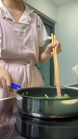 Chị em mình còn lo lắng vì chảo chống dính kém chất lượng, nhanh bong tróc và không thích hợp với bếp nhà mình? Hãy chọn ngay chảo chống dính Goldsun – sản phẩm hàng Việt Nam chất lượng cao, với 5 lớp chống dính Whitford an toàn, bền bỉ, bảo vệ sức khỏe gia đình mình. Đáy từ 3 lớp hấp thụ nhiệt nhanh, không hề kén bếp nên cực kỳ tiện lợi. #chaochongdinh #goldsun #chaogoldsun #chaochongdinhgoldsun #chao