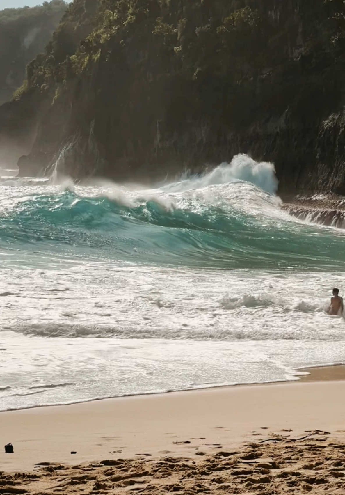 Most beautiful and powerful place I have ever seen. 🌊 #islandlife #ocean #waves #travel #oceanlife #oceantherapy #beach #kelingkingbeach #bali #travellife #traveltiktok #beachlife #nature #aesthetic 