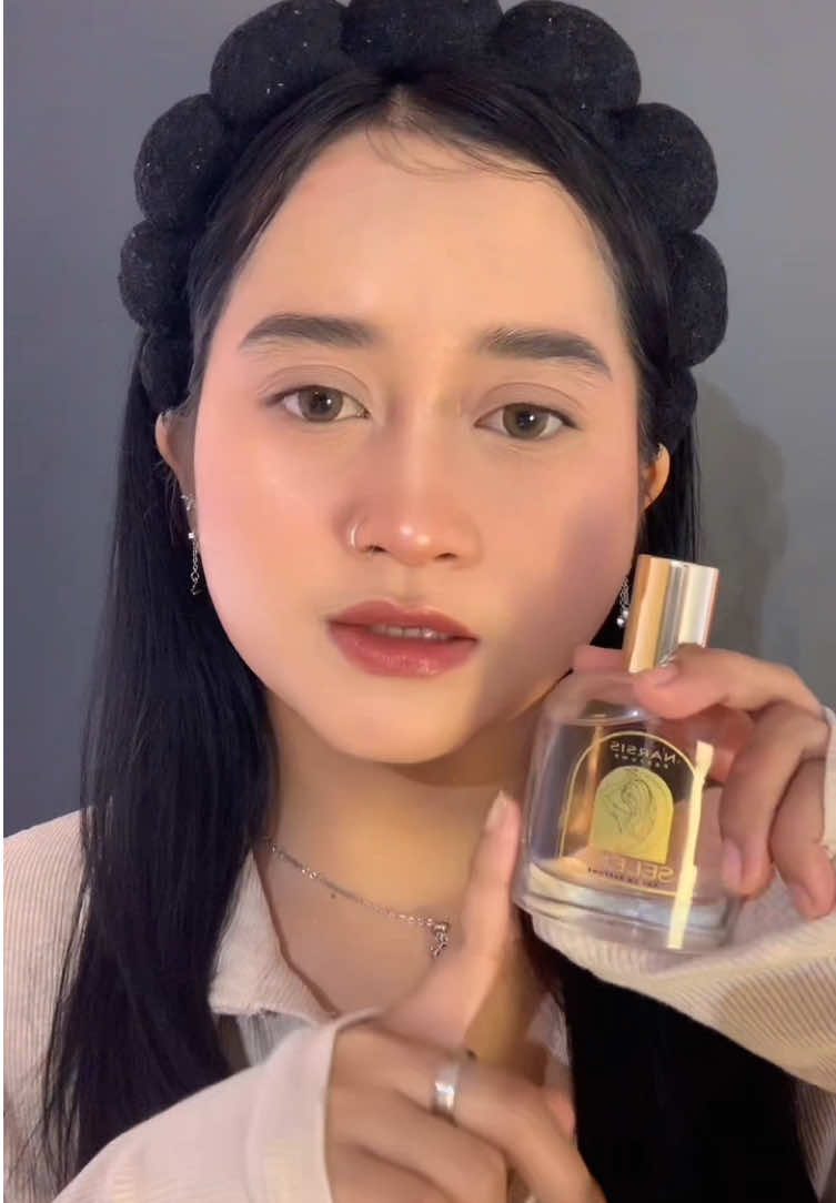  Jadi lembut? Selene vibes banget! Wangi manis yang bikin kamu berasa *main character* di tiap momen.🌙  @Narsis Official  #narsis #parfumviral #eleganceineveryspray #narsisparfume #narsisselene 