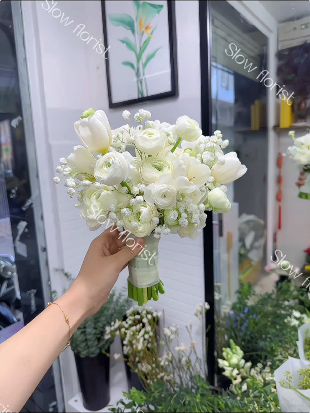 Bó trắng tinh khôi!#slowflorist #hoa_cưới #hoa_cầm_tay_cô_dâu💐💐 #hoacầmtaycôdâu💐 #váycưới #hoacưới #mao_lương #wedding #hoacuoi #hoa_cưới_cầm_tay_cô_dâu #hoacầmtaycôdâu💐 #hoa_cưới_cầm_tay_cô_dâu #hoa_tươi_cầm_tay_cô_dâu 