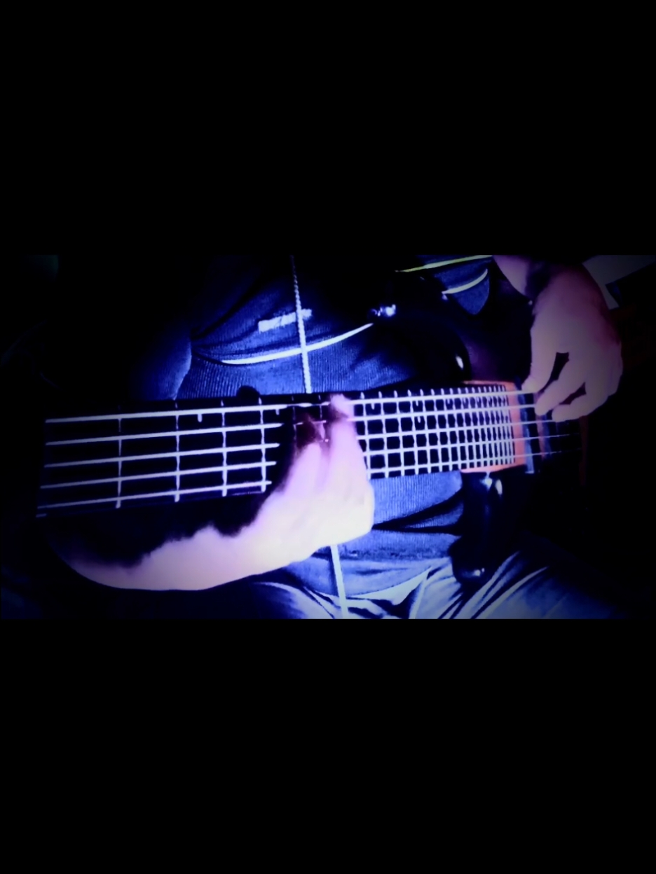 Membalas kepada @haffiszalatif amboii asyikknyaa okk 😆✌️💪🌈 llayan elok2 yaa...pinjam bos backngtrack korang leh suport yt @jijieesb paduuu.#bassist #musicians #basscover #bassistsoftiktok #rockdut #fyp #layan #bantai 