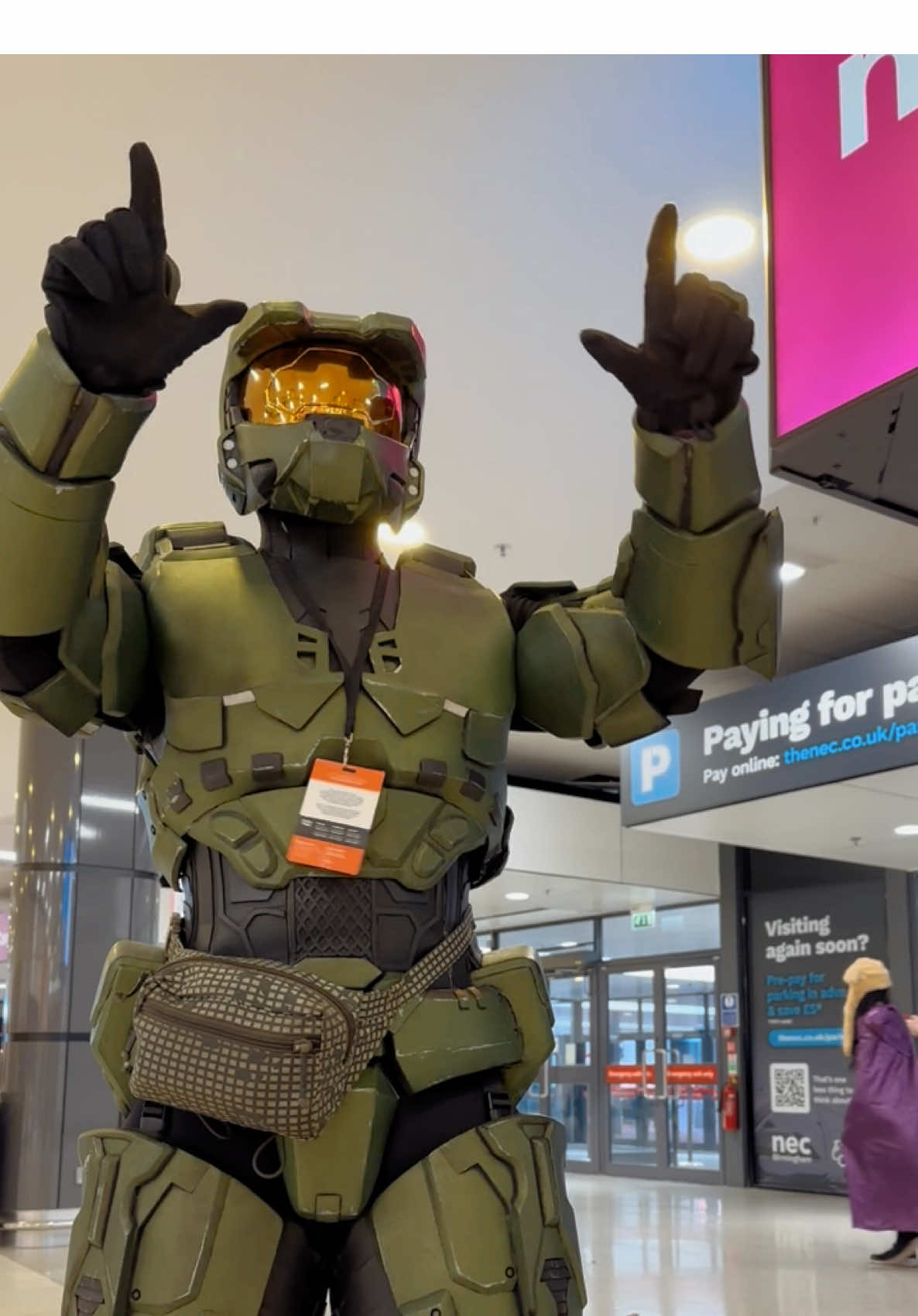 He still struggles with his lefts and rights 🫣😂  FAKE WEAPONS ALL MADE FROM FOAM #Halo #haloinfinite #cosplay #fyp #fakeweapon⚠️ @Peachy @MCM Comic Con 