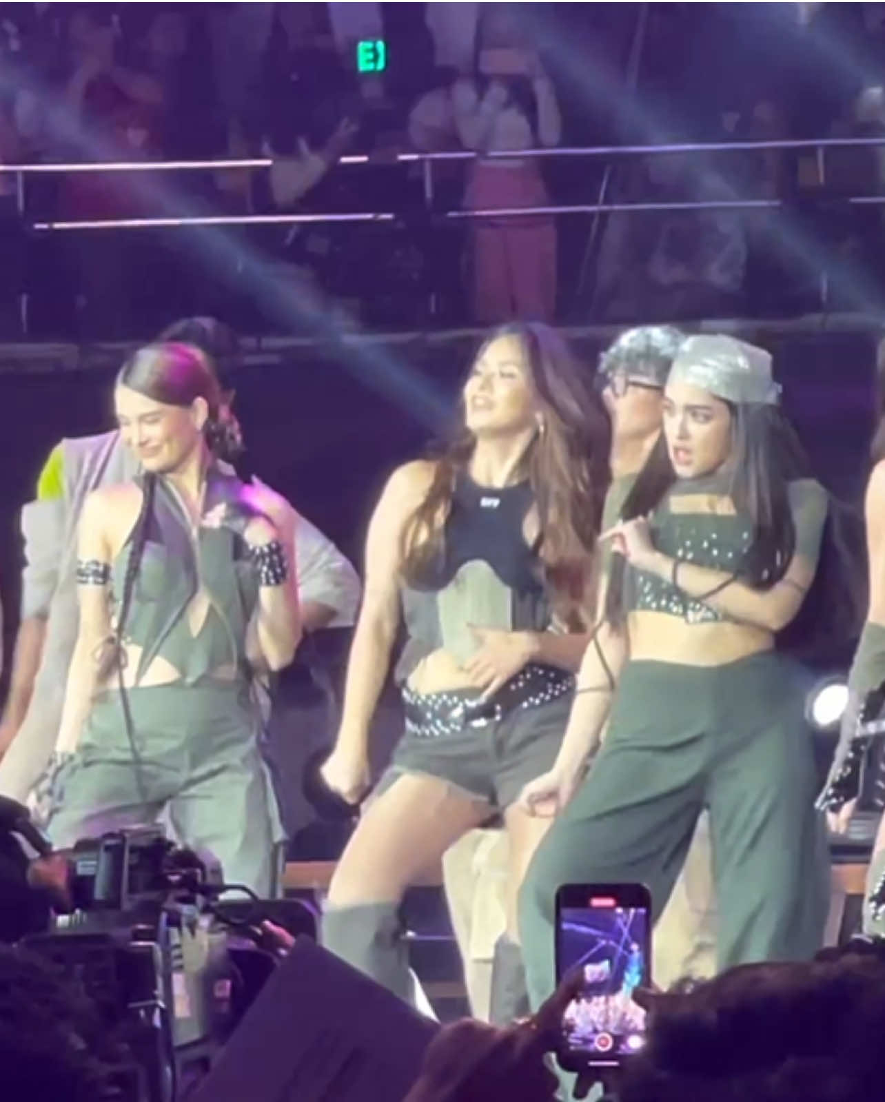 Mga Kapamilya sa Araneta, nalimutang kumalma sa hot performance nina #AndreaBrillantes, #ChieFilomeno, #LoisaAndalio, at #AnjiSalvacion sa naganap na #ABSCBNChristmasSpecial2024! 🔥🥵 #CircleOfStarsPH