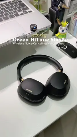 Quick unboxing of the UGREEN Max5c headphones with @windiaries_ 🎧📦  #ugreen #unboxingvideo #max5c #headphone #ugreensingapore 