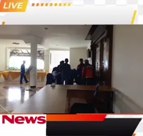 Kecewa Dengan Putusan Pengadilan Tinggi Surabaya, Suharmadi Minta Perlindungan Mahkamah Agung Malang, Jejak Jurnalis - Banding merupakan upaya hukum lanjutan atas putusan tingkat pertama (Pengadilan Tinggi), yang mana terkait proses hukum banding dalam kewenangan Pengadilan tinggi. Halmana dimaksud juga telah diatur didalam Undang - Undang Nomor 20 tahun 1974, maupun HIR (Herzien Inlandsch Reglement) dan / atau RBg (Rechtreglement voor de Buitengewesten). Memang tidak ada aturan yang spesifik mengatur tentang lamanya proses upaya hukum ditingkat Banding, akan tetapi didalam Kebijakan Sistem Peradilan Satu Atap yang keluarkan oleh Mahkamah Agung menargetkan Pengadilan Tinggi menyelesaikan perkara banding dalam waktu 3-6 bulan tergantung pada tingkat kompleksitas perkara. Ada hal yang dirasa sangat janggal didalam perkara banding dengan nomor perkara 863/PDT/2024/PT SBY atas perkara ditingkat sebelumnya dengan nomor 263/Pdt.G/2023/PN Mlg. Didalam putusannya ditingkat pertama yang diputus pada Selasa 8 Oktober 2024 yang pada intinya mengabulkan gugatan Penggugat untuk sebagian dan menolak eksepsi para Tergugat untuk seluruhnya. Adapun terhadap putusan tersebut selanjutnya para pihak tergugat melakukan upaya banding pada tanggal 16 Oktober 2024 sebagaimana tertuang dalam laman SIPP PN Kota Malang.  Didalam risalah putusan perkara banding disebutkan bahwasanya penunjukan majelis hakim oleh Pengadilan Tinggi Surabaya pada tanggal 11 November dan putusan banding sebagaimana dimaksud dikeluarkan pada tanggal 25 November 2024. Majelis Hakim pemeriksa perkara banding yakni (Haryono, S.H., M.H selaku hakim ketua, dan Elang Prakoso Wibowo, S.H., M.H , Hari Widodo, S.H., M.H selaku hakim anggota) dengan amar putusan yang pada intinya : 