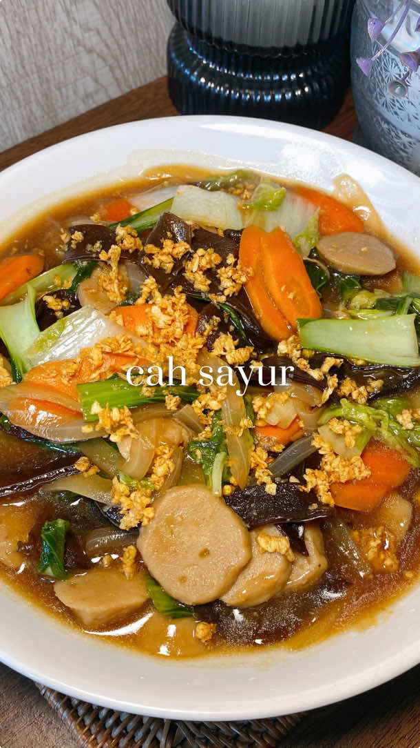 Resep cah sayur paling enakk dan satset😻 . Resep: 1/2 bh bawang bombay 3 bh bakso sapi 1 bh wortel 150 gr sawi putih 100 gr sawi hijau / pakcoy 100 gr jamur kuping . 1 sdm kecap asin 1 sdm saus tiram 1 sachet Desaku bawang putih bubuk 1/2 sdt Ladaku merica bubuk 1/4 sdt garam 1 sdt gula 100ml air  (aduk rata semua bahan saus) . 1 sdt maizena (larutkan dengan 2 ssm air) #cahsayur #rudyspill_cahsayur #olahansayur #resepsayur #resepmasakan #masakansimple #masakanrumahan #resepmudah