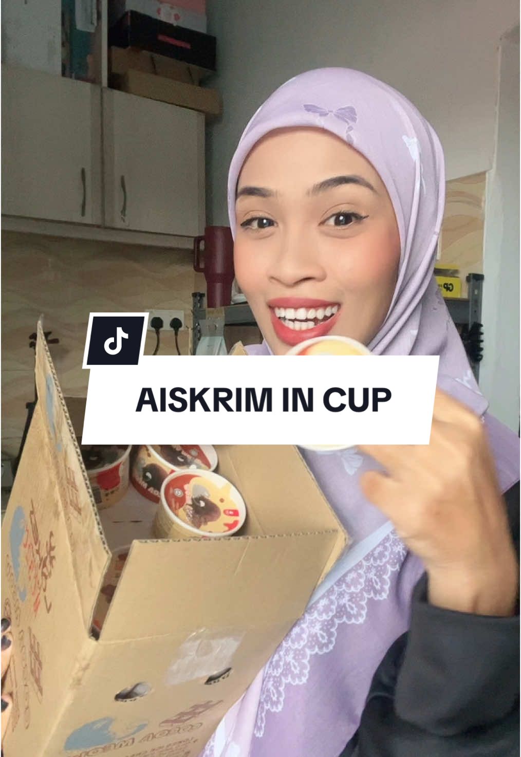 Harini kita order aiskrim coklat in cup , senang mat ali nak makan😍 kalau hampa nk order aiskrim pastikan ruang petiais dah dikosongkan ya hehe #aiskrim #icecream #icecreamlover 