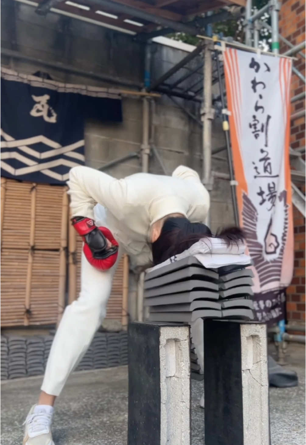 ⌇ 頭突き瓦割り3連発！ハッ！！👊 Triple Headbutt Tile Break! _______________________________ #japan #karate #剛柔流空手 #tokyo #瓦割り #頭突き #春麗 