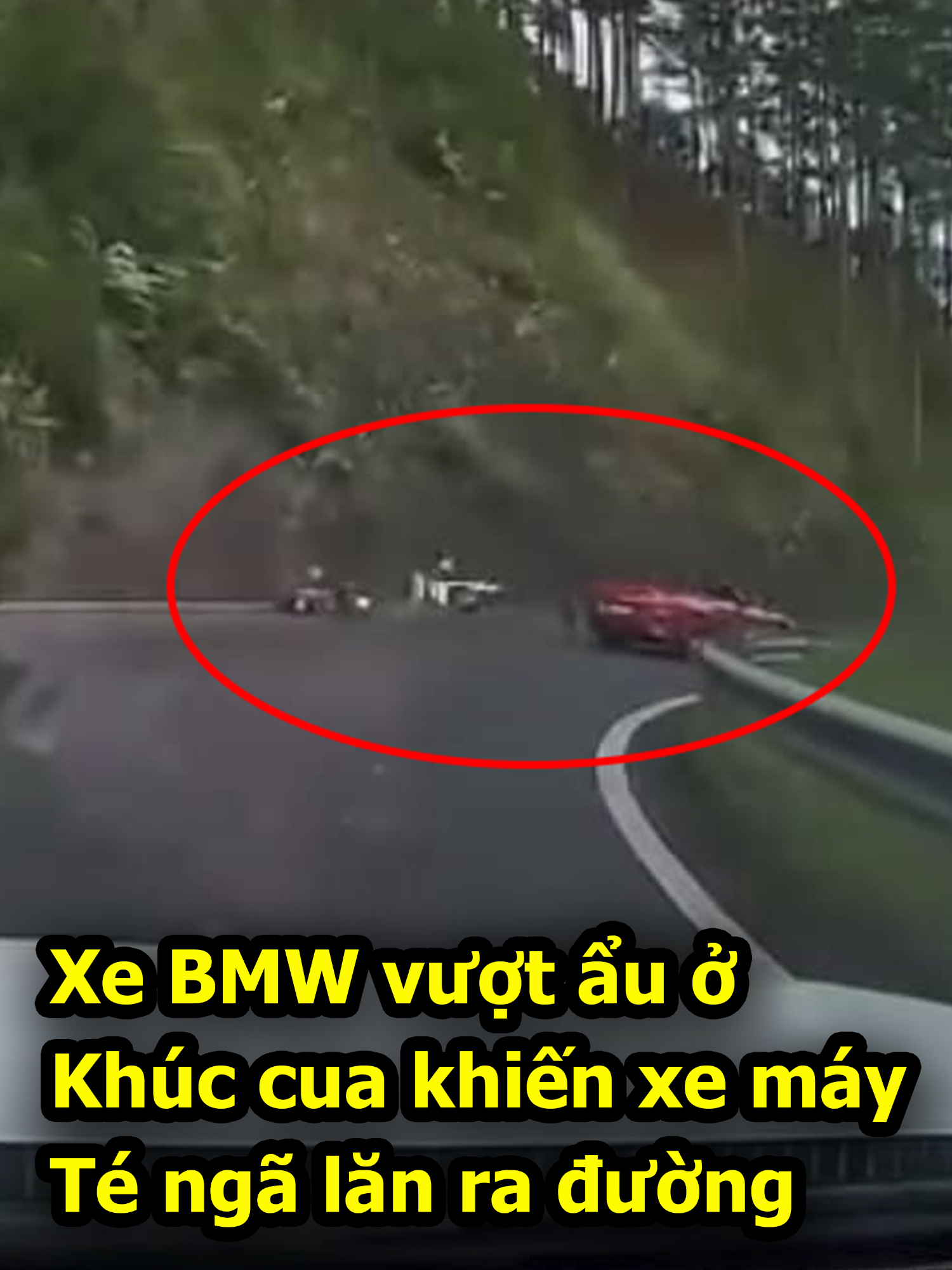 Xe BMW vượt ẩu ở khúc cua khiến xe máy té ngã #viral #shorts #news #tintuc #reels #xuhuong #oto #xemay #xebmw #bmw