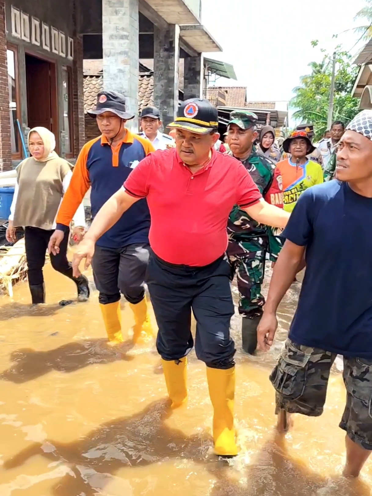 Datang langsung ke Desa Ngrapah, Banyubiru untuk mengetahui kondisi pasca banjir bandang akibat tanggul jebol kemarin malam. Tentunya ini kejadian yang sangat memprihatinkan dan mengagetkan bagi warga yang terdampak. Untuk selanjutnya kami akan terus berkoordinasi kepada pihak-pihak terkait untuk segera dilakukan perbaikan tanggul di Sungai Klego ini. Kami berpesan kepada seluruh warga Kabupaten Semarang untuk terus waspada mengingat curah hujan juga sudah mulai tinggi. Semoga kejadian serupa tidak terulang kembali dan Kabupaten Semarang selalu dalam keadaan yang kondusif dan terhindar dari berbagai macam bahaya. Aamiin. 