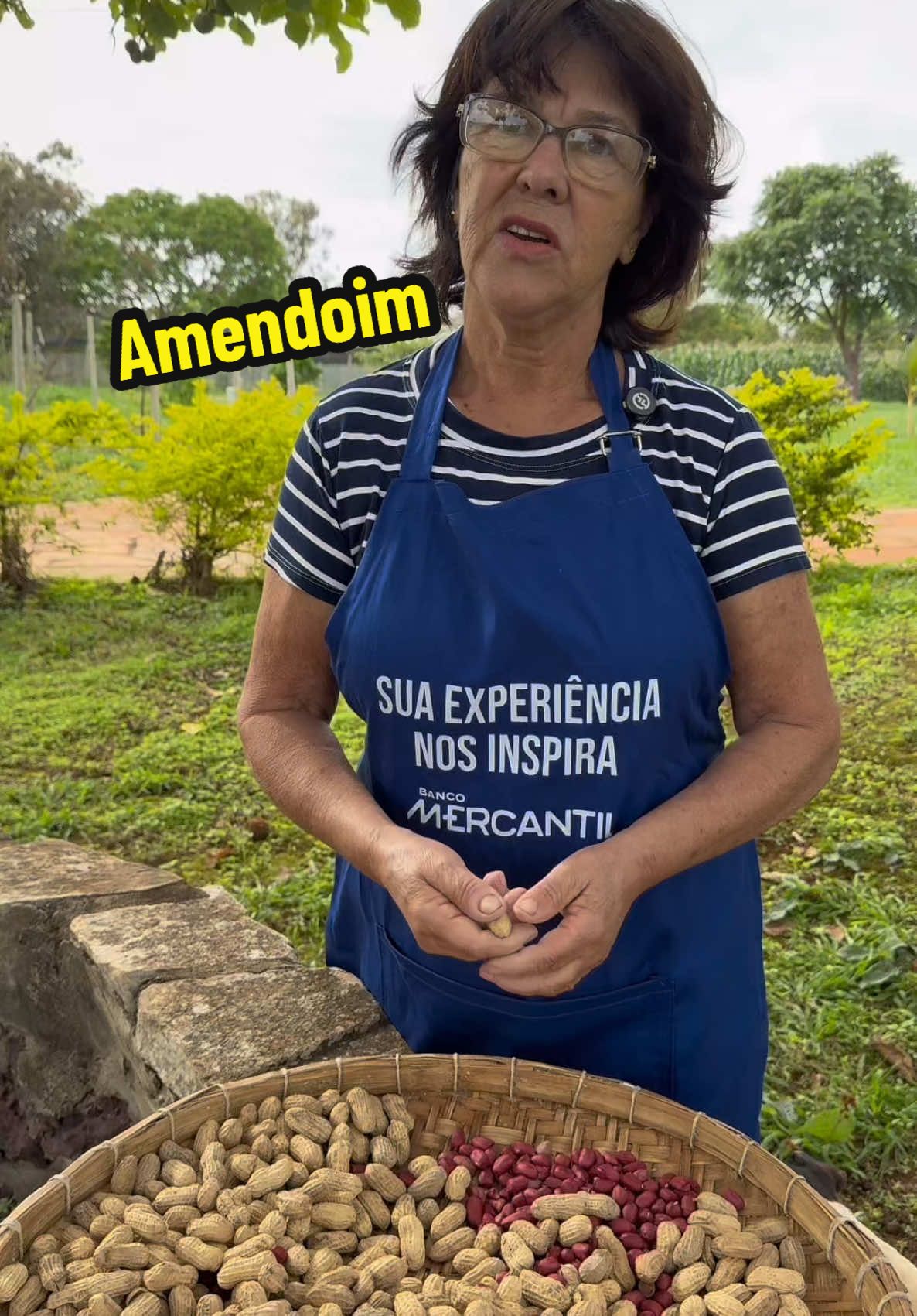 Hoje foi dia de colher amendoim para fazer um bolo bem gostoso. É tão bom ter a mesa farta e é melhor ainda saber que é fruto do que a gente planta aqui. Nem sempre foi esta fartura e a gente aprendeu que é sempre bom guardar para poder ter nas horas de aperto. Tudo que sobra, eu guardo no @Banco Mercantil e consigo acompanhar pelo aplicativo que é facinho de mexer. #bancomercantil #mercantil *parceria paga com Banco Mercantil  