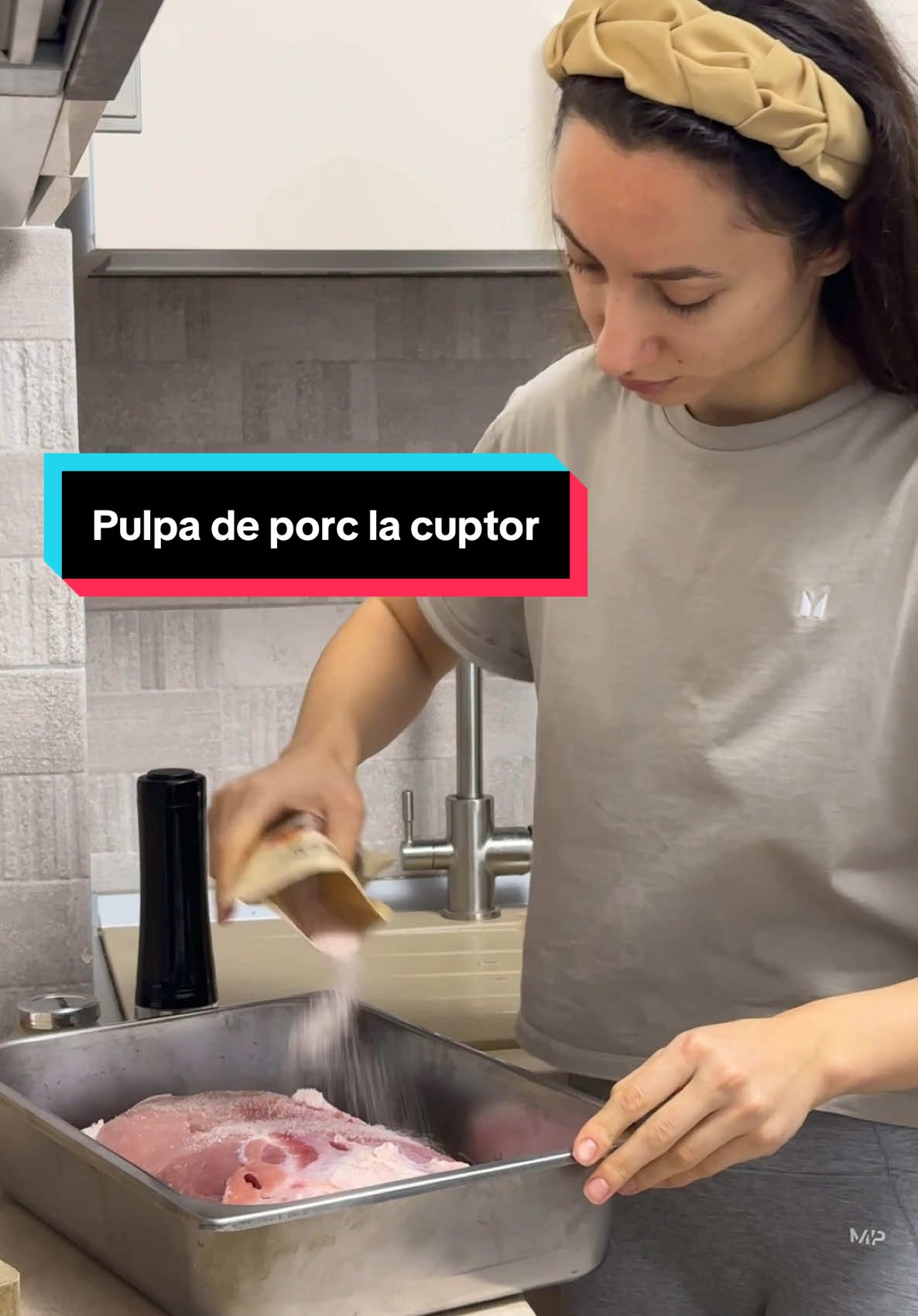 Pulpă de porc la cuptor  Chiar dacă durează mai mult timp pentru a pregăti această rețetă, nu este nimic complicat. Este una dintre rețetele pe care le pregătesc atunci când avem musafiri. Toată lumea o adoră!  Ingrediente: •2,5kg pulpă de porc; •10 căței de usturoi; •2 lingurițe usturoi granulat; •3 lingurițe boia dulce afumată; •1 linguriță ceapă granulată; •1 linguriță piper; •2 lingurițe sare; •3 linguri ulei; •330ml bere.  Mod de preparare: 1. Am șters foarte bine carnea cu șervețele de bucătărie. I-am făcut 10 crestături adânci și am introdus grăunții de usturoi înăuntrul lor. 2. Am condimentat carnea cu restul ingredientelor și am masat-o foarte bine.  3. Am pus berea în tavă, am acoperit tava cu hârtie de copt și apoi cu folie de aluminiu. Am introdus tava în cuptorul preîncălzit la 170*C pentru 2 ore. 4. Am scos tava, am întors carnea pe cealaltă parte, am acoperit-o la loc și am introdus tava în cuptor pentru alte două ore.  5. Am scos tava, am îndepărtat foaia de copt și folia de aluminiu, am întors carnea și am reintrodus-o în cuptor pentru 30. După 30 de minute, am întors iarăși carnea pe cealaltă parte și am mai lăsat-o încă 30 de minute.  6. Am desfăcut carnea în fâșii cu două furculițe. În acest moment, ar trebui să fie fragedă și să se desprindă ușor în fâșii. Am desfăcut-o în tava în care am gătit-o, amestecând bucățile de carne cu zeama din tavă.  7. Noi am mâncat-o cu piure de cartofi și a fost delicioasă! #fyp #4you #tiktokviral #goviral #viral_video 