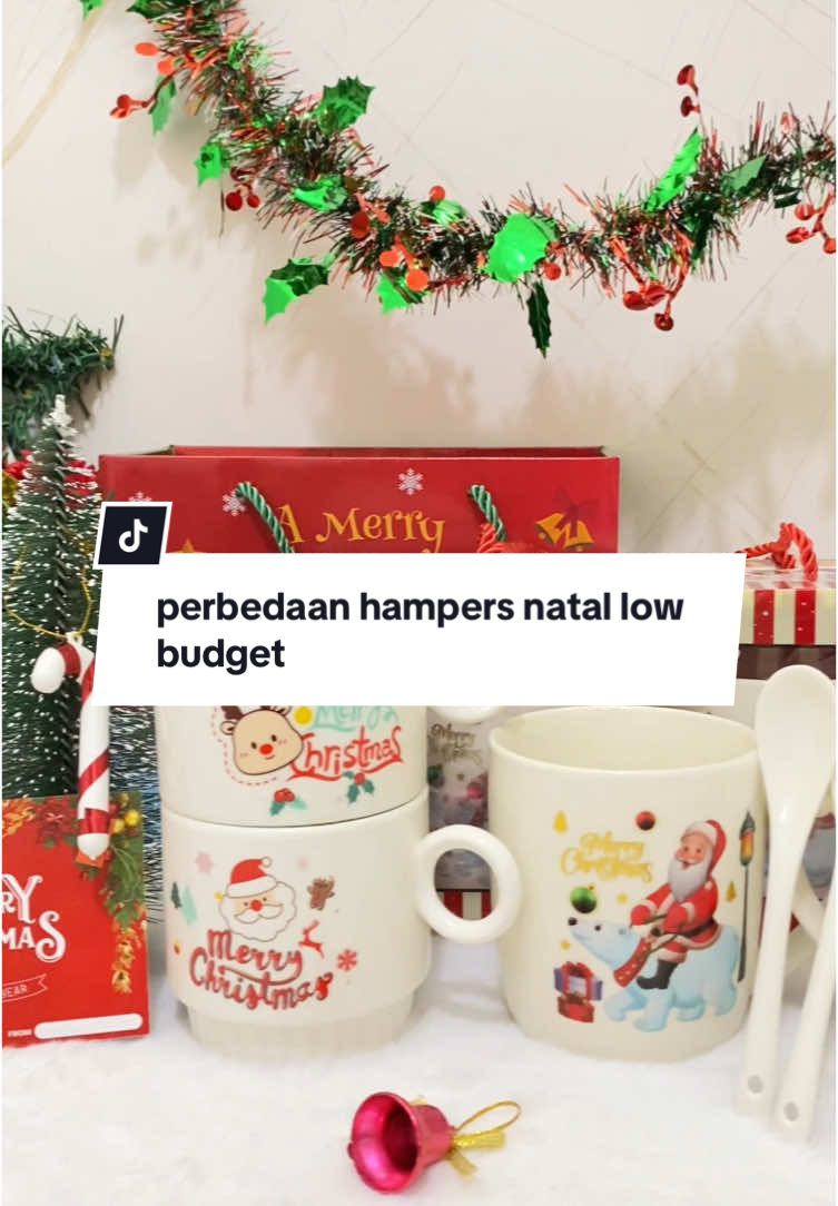 kalo menurut kalian apalagi nih perbedaan dari kedua hampers natalnya? #sethampersnatal #giftnatal #rekomendasihampersnatal #rekomendasihampersgelasnatalkeramik #rekomendasihamperscangkirnatal #setgelasnatal #hamperscangkirkeramik #promo1212 #gelassantaklaus #hampersnatalsantaklaus 