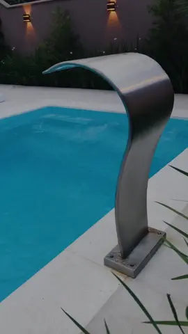 Cascata Inox, perfeita para trazer um ar ainda mais sofisticado para a piscina do seu cliente #piscina #piscinas 