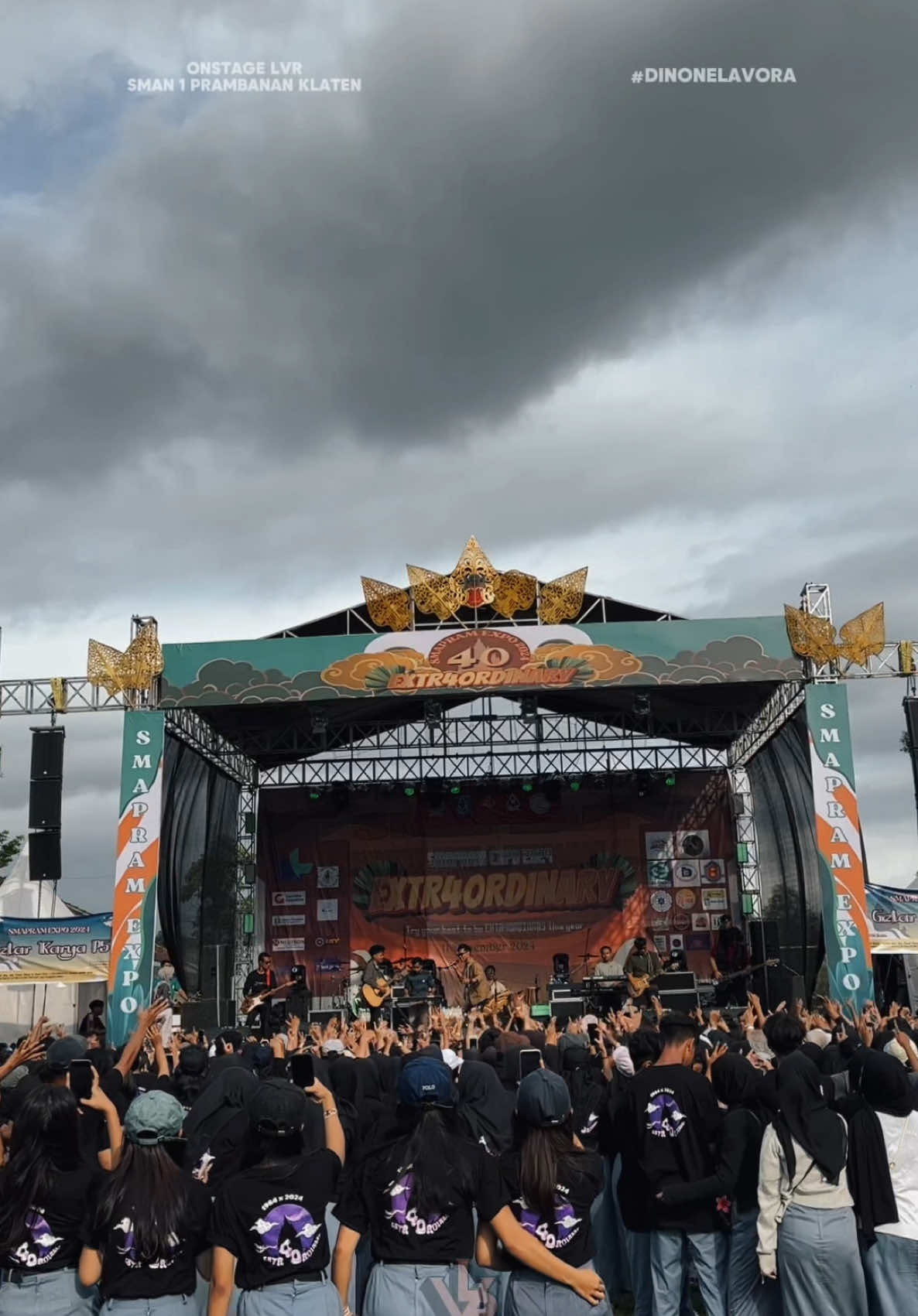 Beberapa cuplikan onstage di SMAN 1 Prambanan Klaten🔥  Siapa nih yang kena cctv mimin absen yuk😘 Terimakasih banyak untuk teman teman semua dan jika kami banyak kurangnya kami mohon maaf sebesar besarnya. Dan semoga bisa berjumpa dilain kesempatan 😊🫶🏻  #lavora #rasahbali #sman1prambananklaten #klaten #fyp 