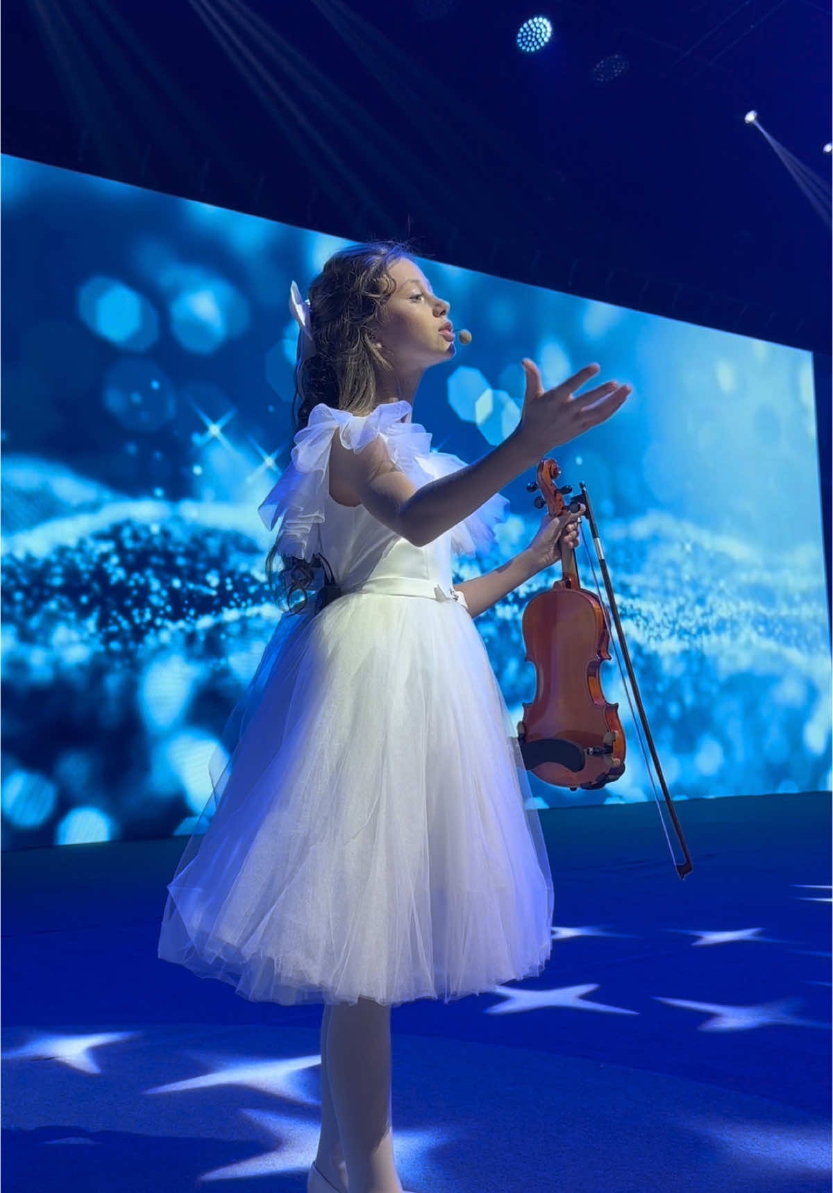 попала в сказку или создала сказку на сцене? 😍  got into a fairy tale or created a fairy tale on the stage? 😍 #adeliazagrebina #voicekids #thevoice #violin #fairytail #magic #singer #artist #foru #аделиязагребина #голосдети #голос #сказка #атмосфера #скрипка #красота #длявас 