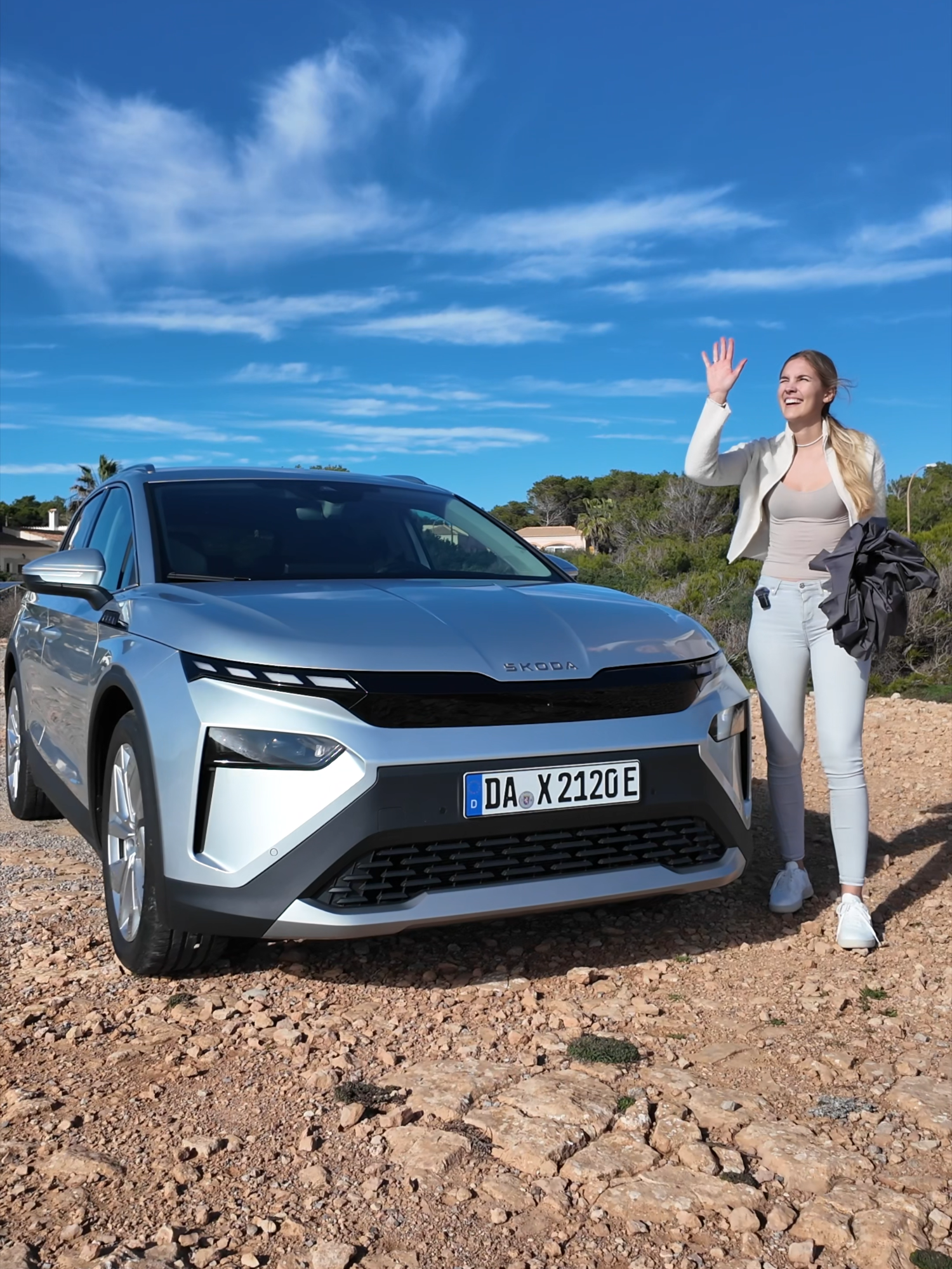 💡The Rolls-Royce feature of Skoda 😉 This is the first-ever Skoda Elroq, a new compact Skoda SUV! The Elroq is so to speak the electric version of the Karoq, featuring a new Skoda design language. It is 4,49 m or 177“ long and comes in versions: 50, 60, 85 (all RWD) and 85x AWD with 295 hp. The batteries are 52 kWh and 59 kWh (VMax 160 km/h 100 mph) or 77 kWh (VMax 180 km/h 112 mph). The interior features 5“ instruments, optional HUD and 13“ infotainment. Seats come in fabric, leatherette or econyl fabric / leatherette mix. Trunk / boot is 470 l - 1.580 l, entry price: 34.000 Euro. #skoda #skodaelroq #skodasuv #skodafans #electricvehicles #electricvehicle #cartechnology #cartech