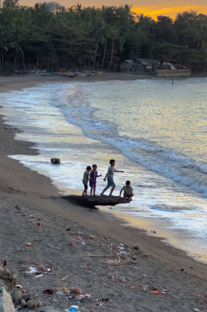 BUTI PA SILA MASAYA AT PARANG WALANG PROBLEMA SA BUHAY❤️ #montage #videos #view #seaside #videoedits #scenery #beautifulplace #aestheticvideos #naturevideoclip #naturevideoclip #beachvibes #sea #naturevideos #beach #beautifulviews #sunsets 